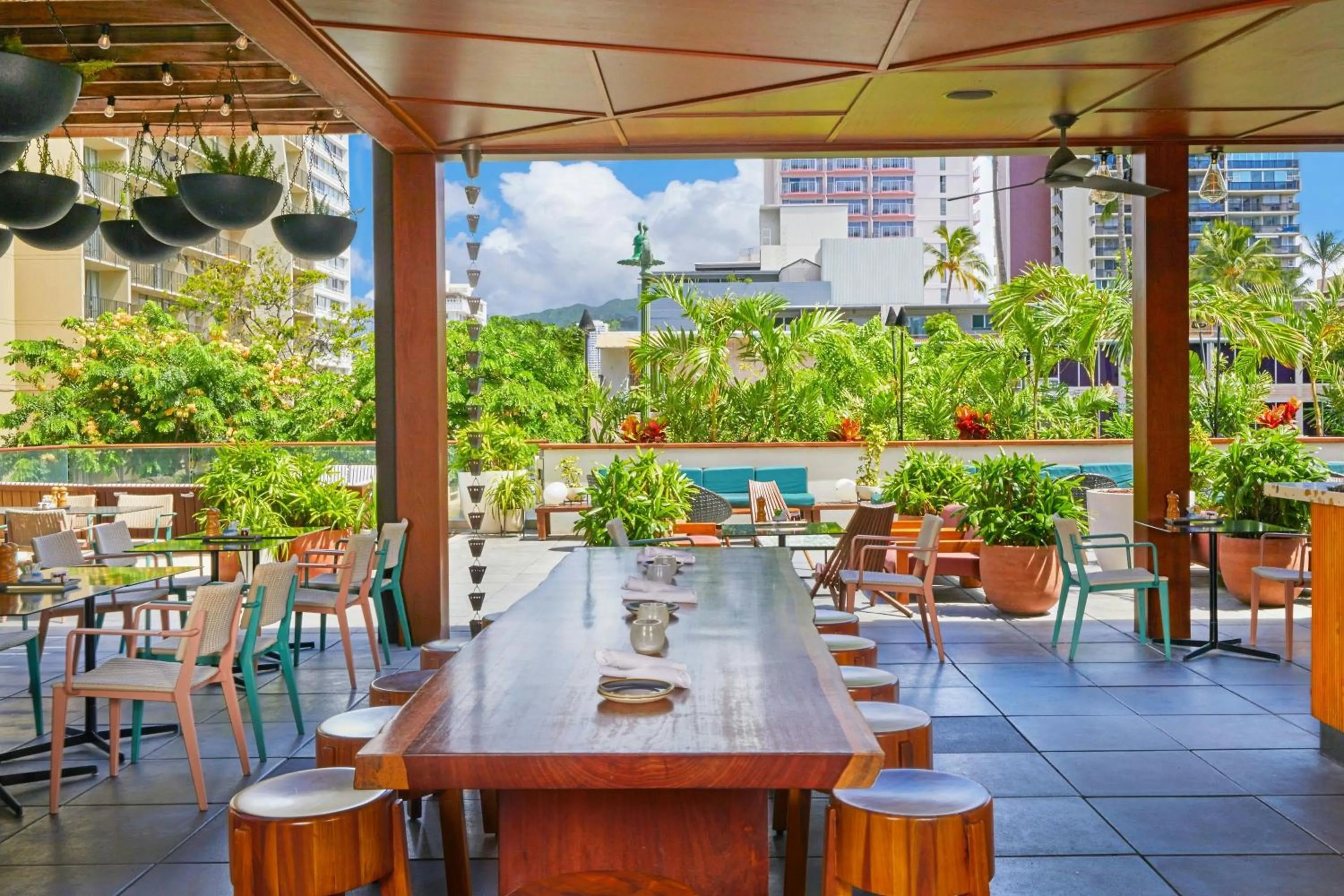 Restaurant/places to eat in The Laylow Waikiki, Autograph Collection