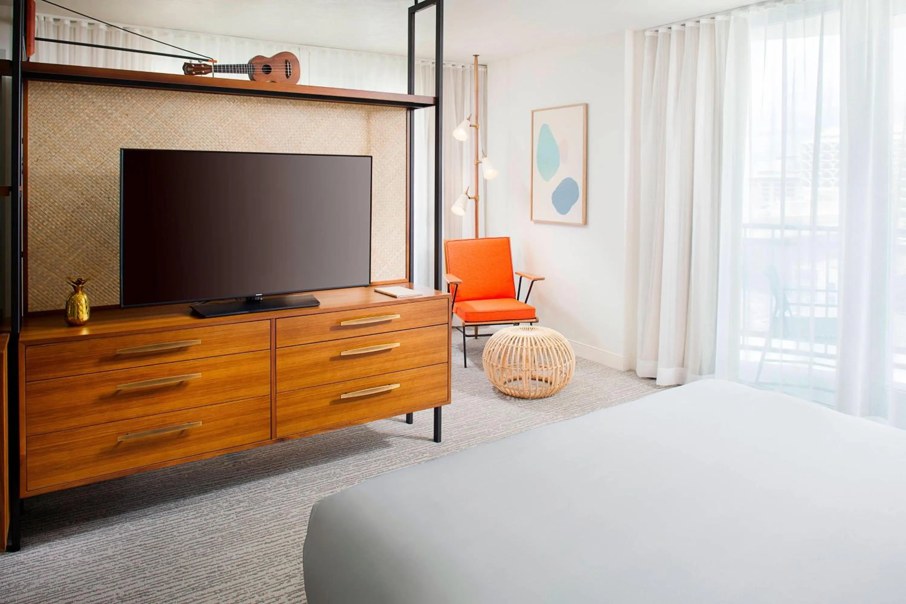 Photo of the whole room, Bed in The Laylow Waikiki, Autograph Collection