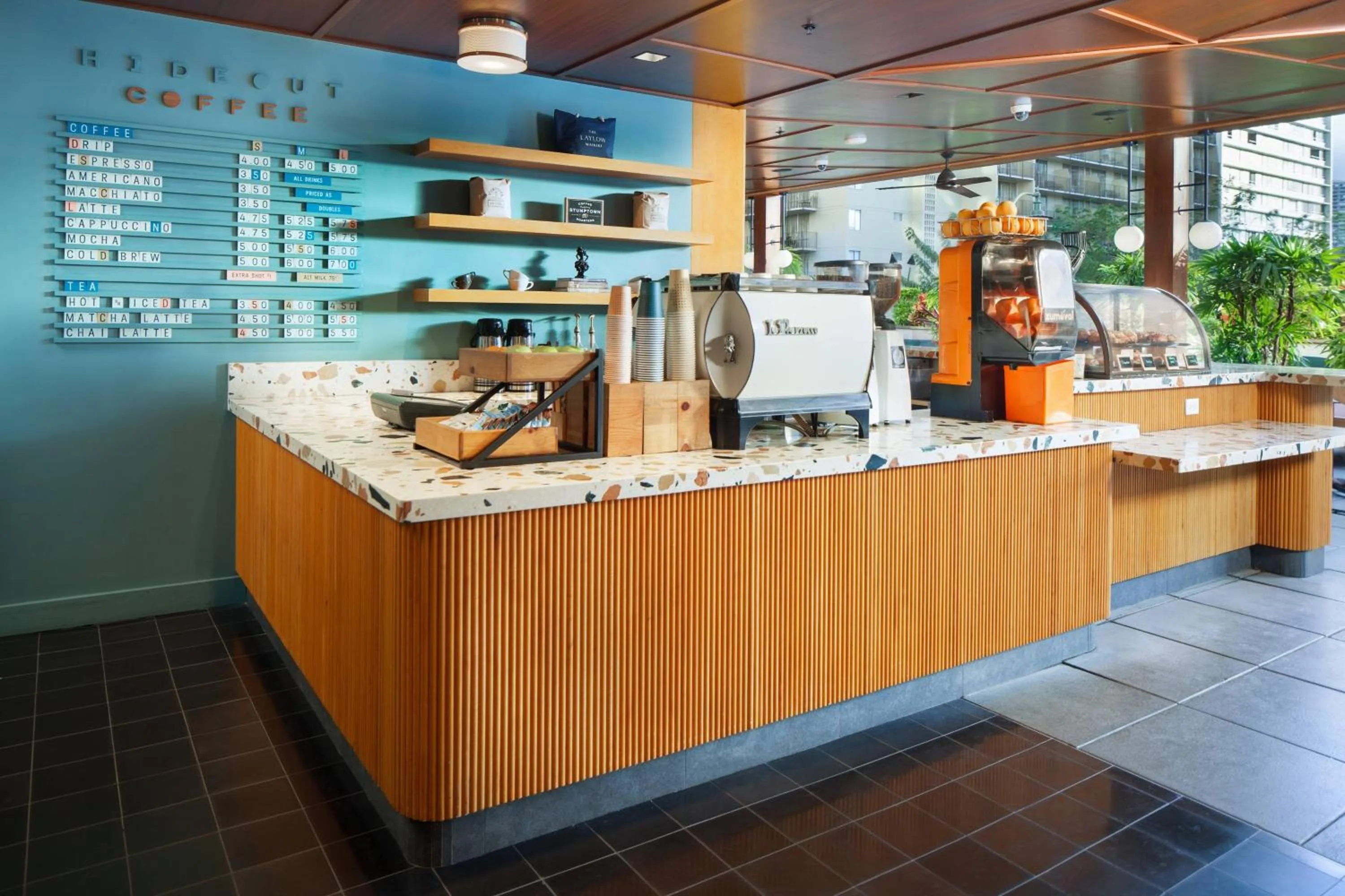 Lounge or bar in The Laylow Waikiki, Autograph Collection