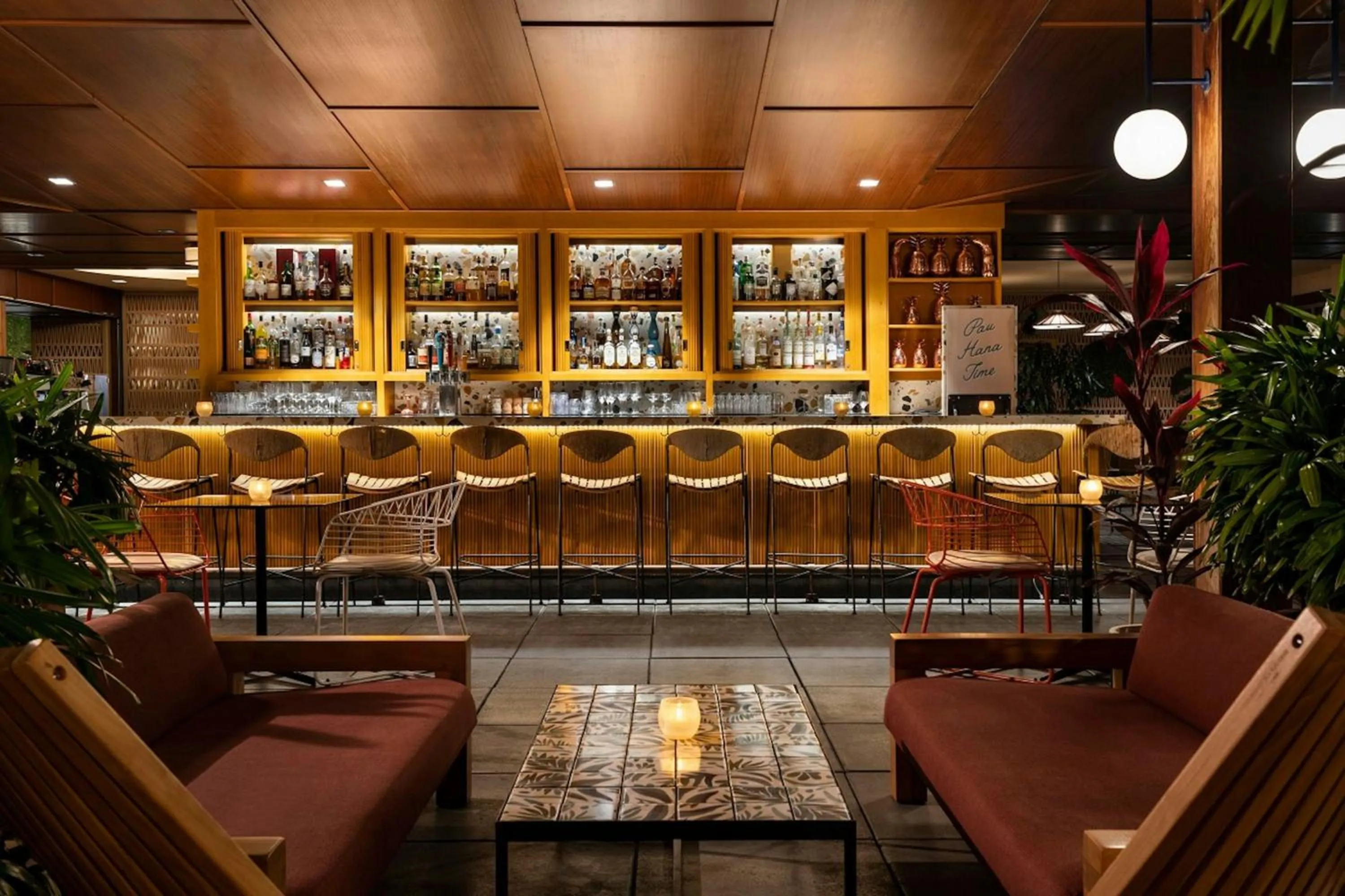Lounge or bar in The Laylow Waikiki, Autograph Collection