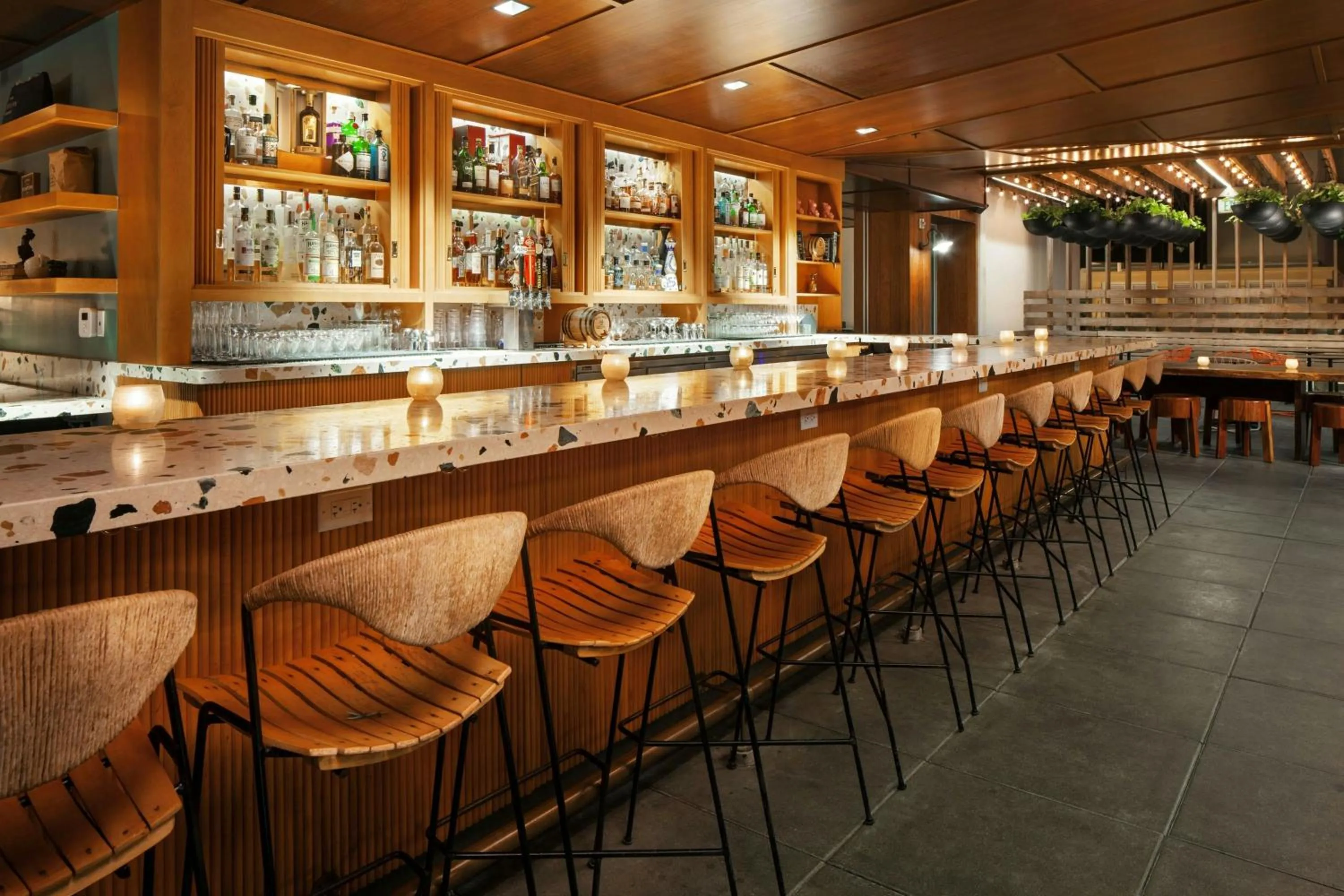 Lounge or bar in The Laylow Waikiki, Autograph Collection