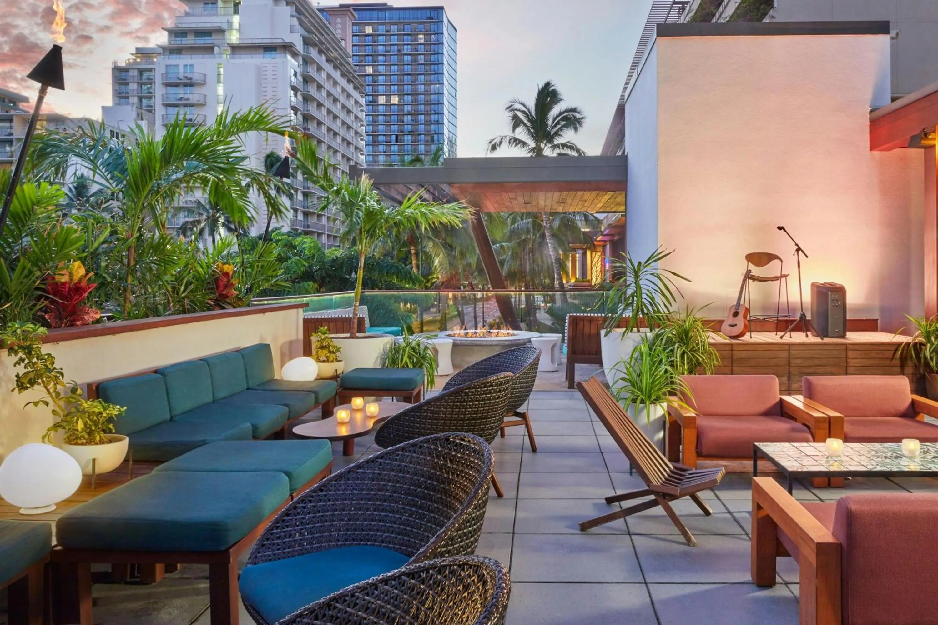 Lounge or bar in The Laylow Waikiki, Autograph Collection