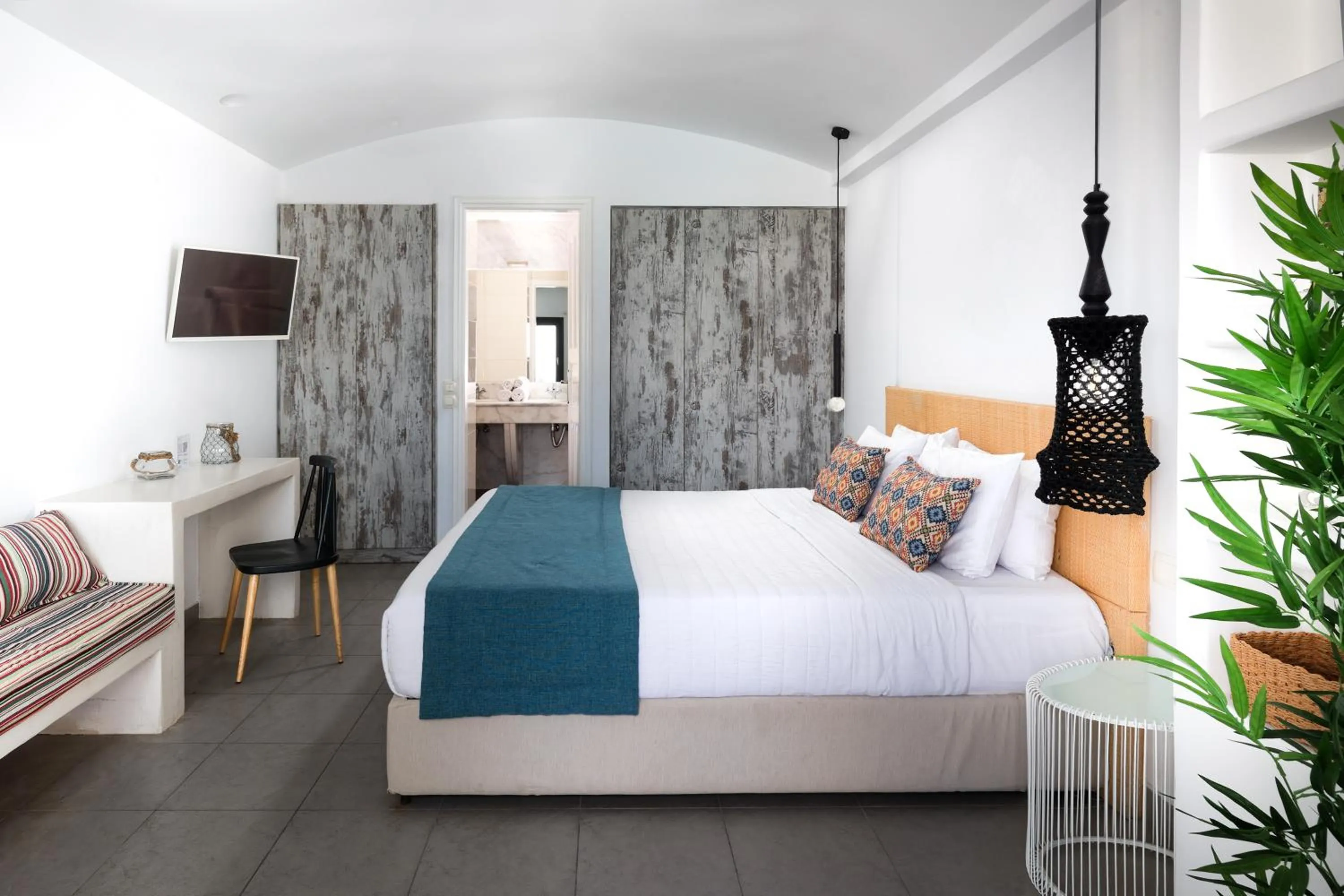 Photo of the whole room, Bed in Amity Suites - Adults Only