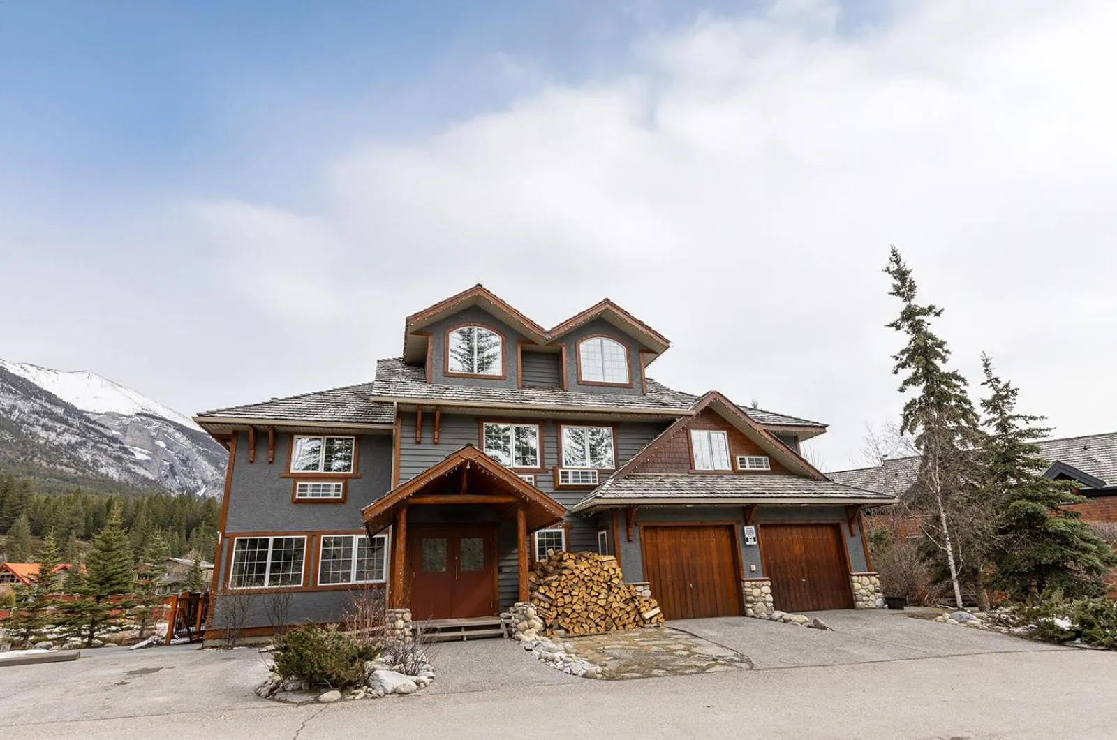 Property building in Creekside Villa