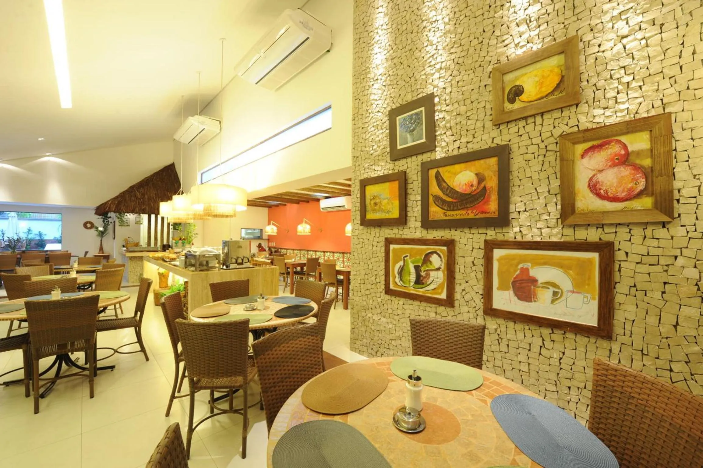 Restaurant/places to eat in Portal Da Praia Hotel