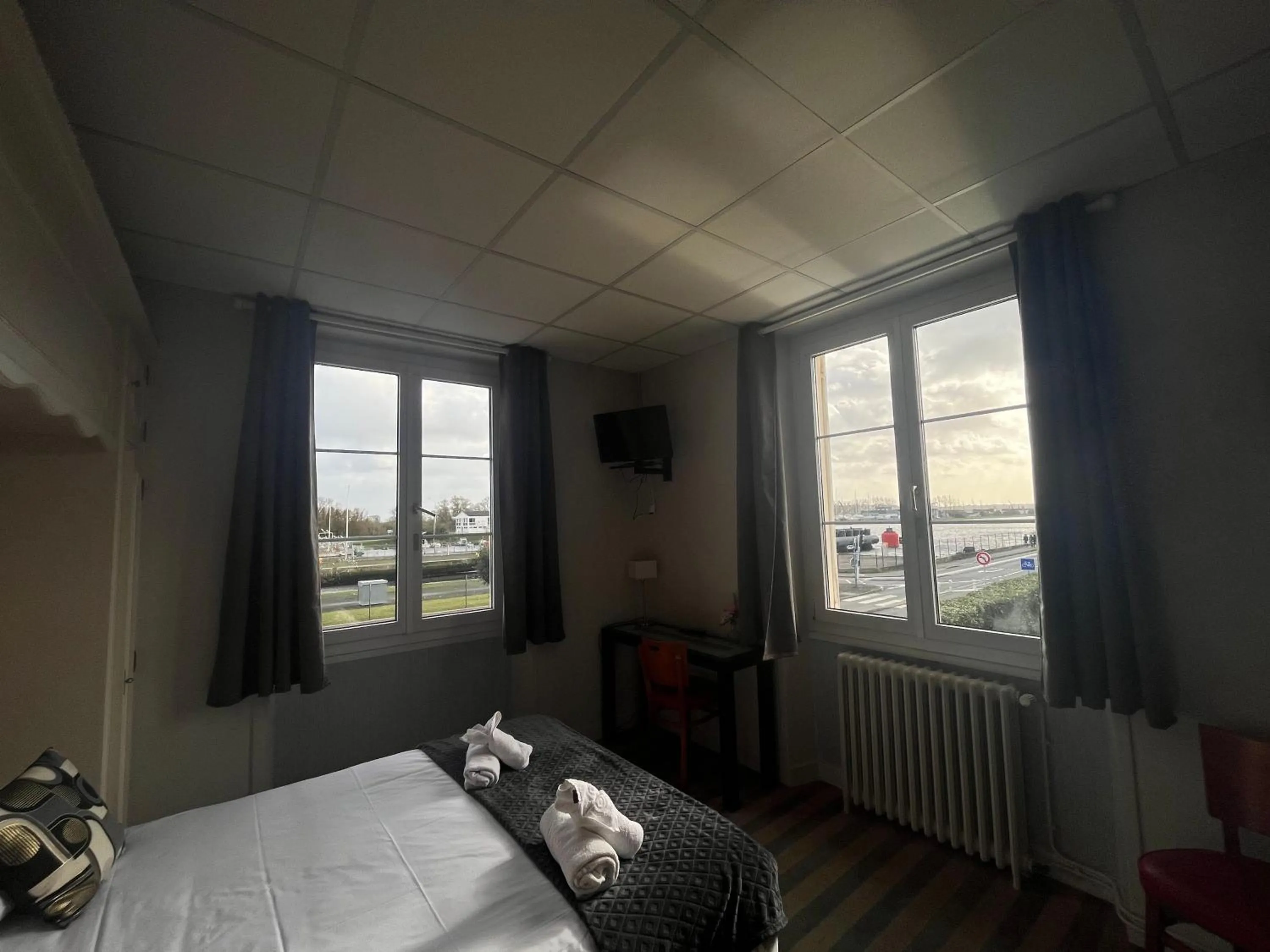 Bed in Hôtel Le Phare