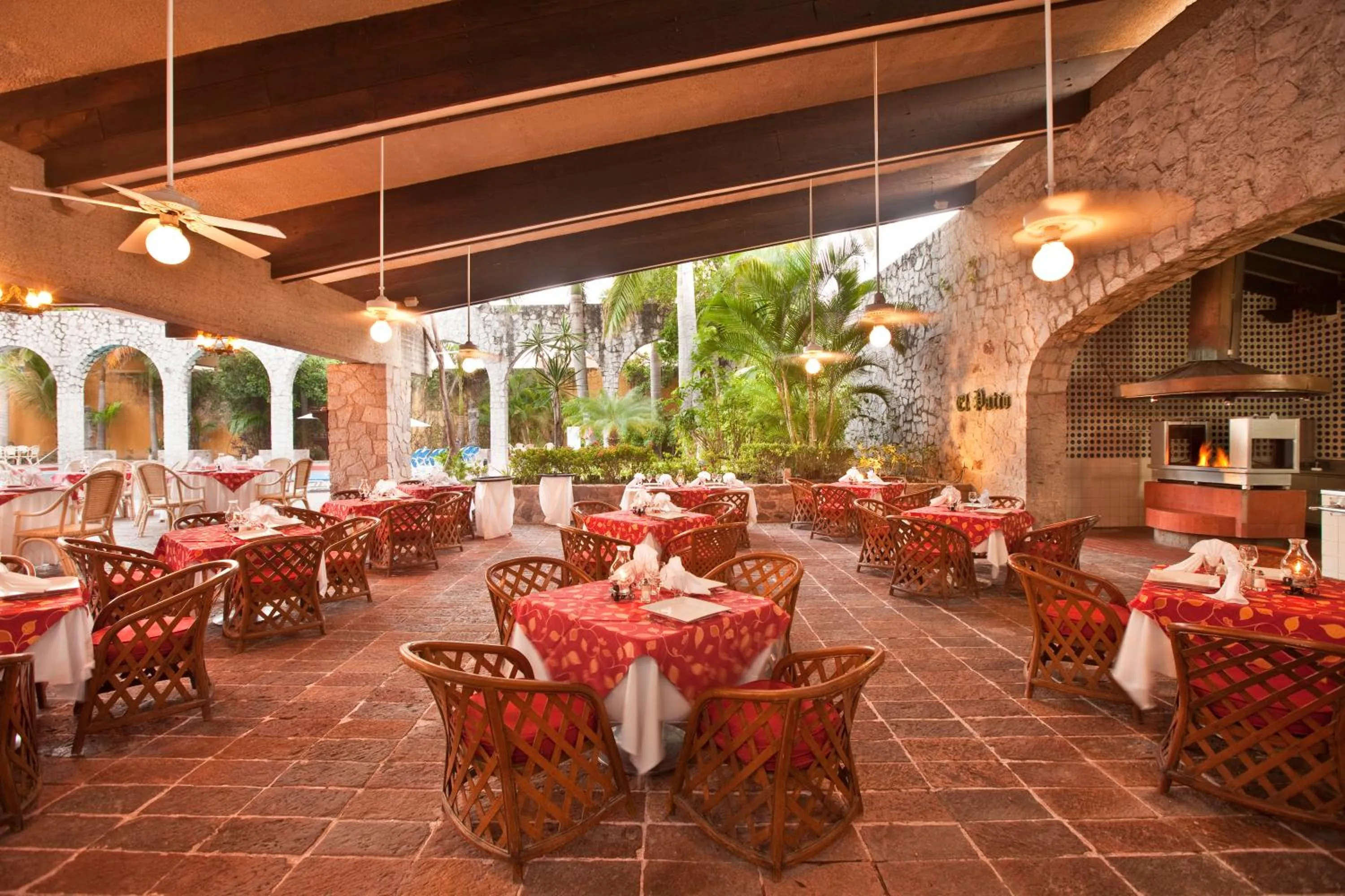 Restaurant/places to eat in El Cid Granada Hotel & Country Club