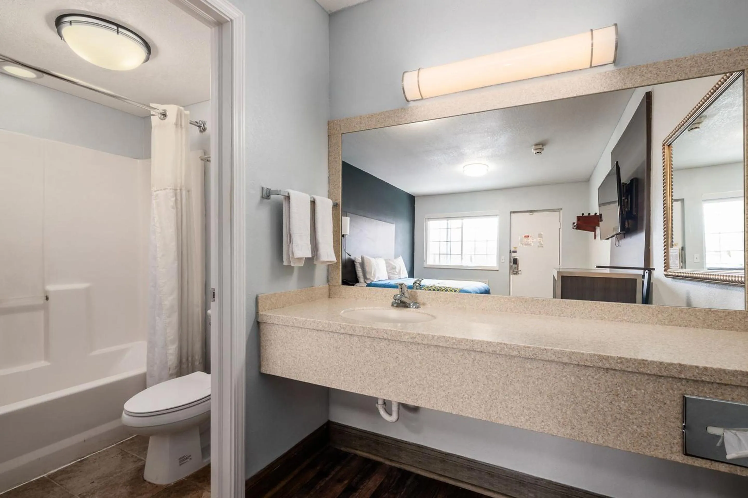 Bathroom in Grove City Travel Inn South Columbus