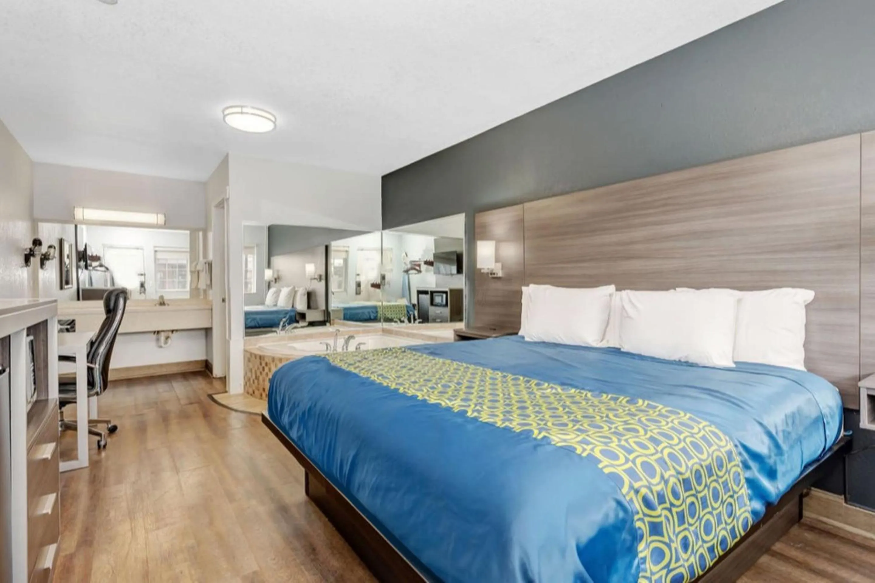 Bedroom, Bed in Grove City Travel Inn South Columbus