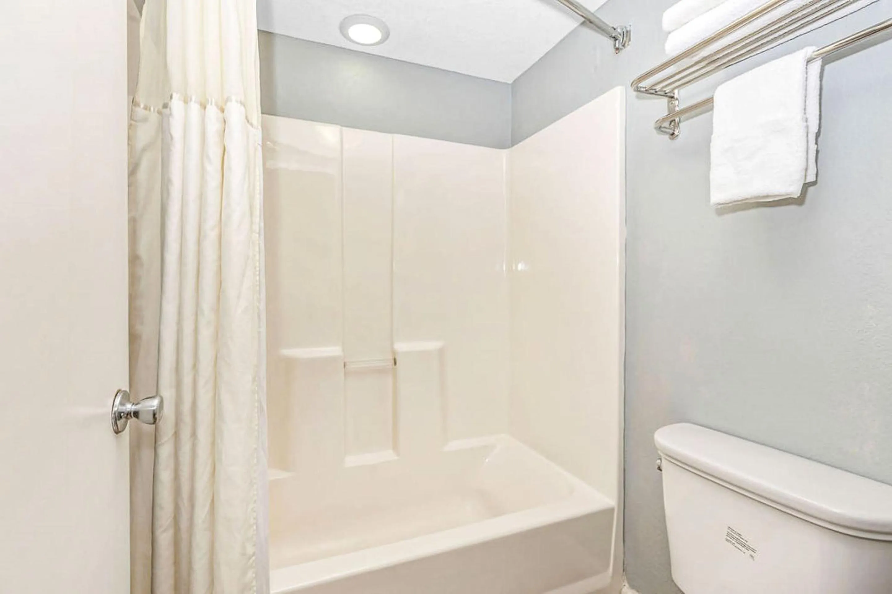 Bathroom in Grove City Travel Inn South Columbus