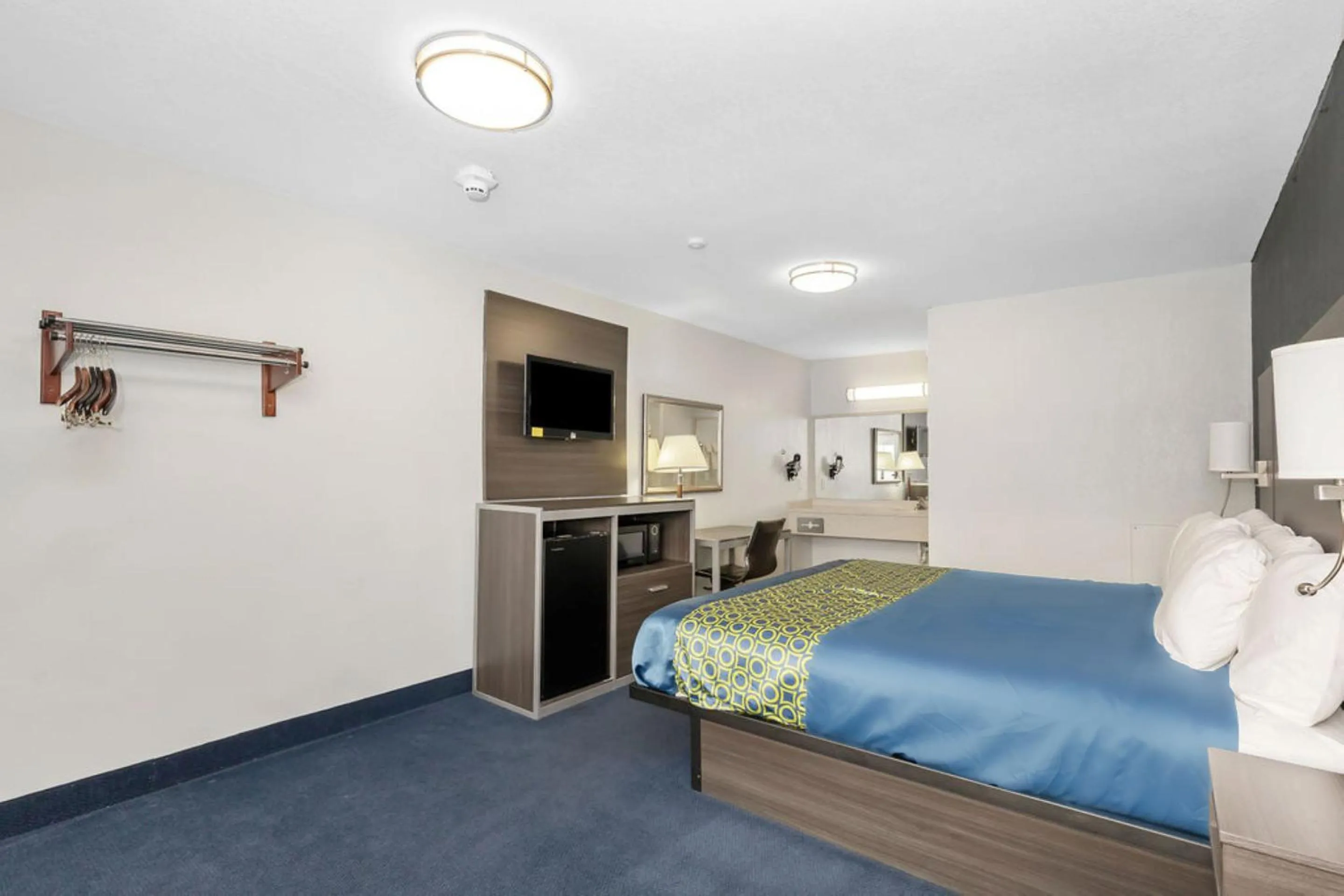 Bedroom, Bed in Grove City Travel Inn South Columbus