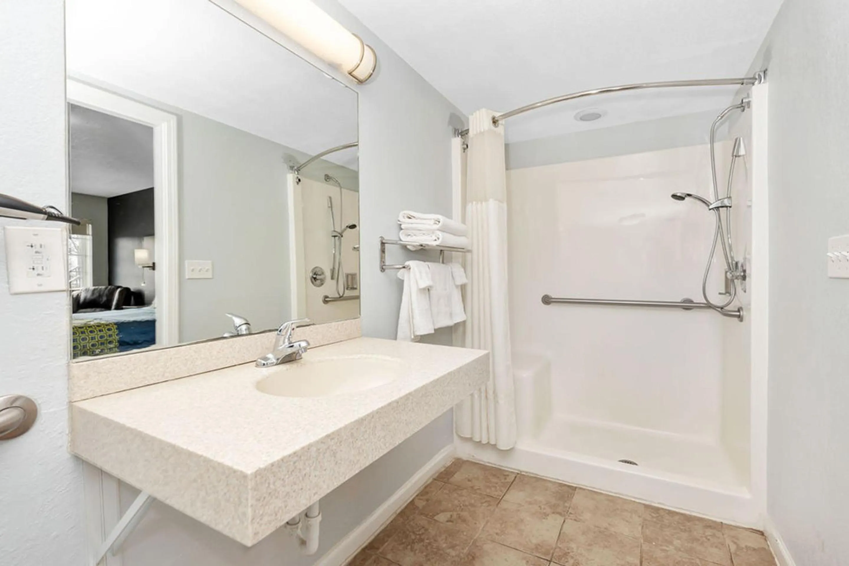 Bathroom in Grove City Travel Inn South Columbus