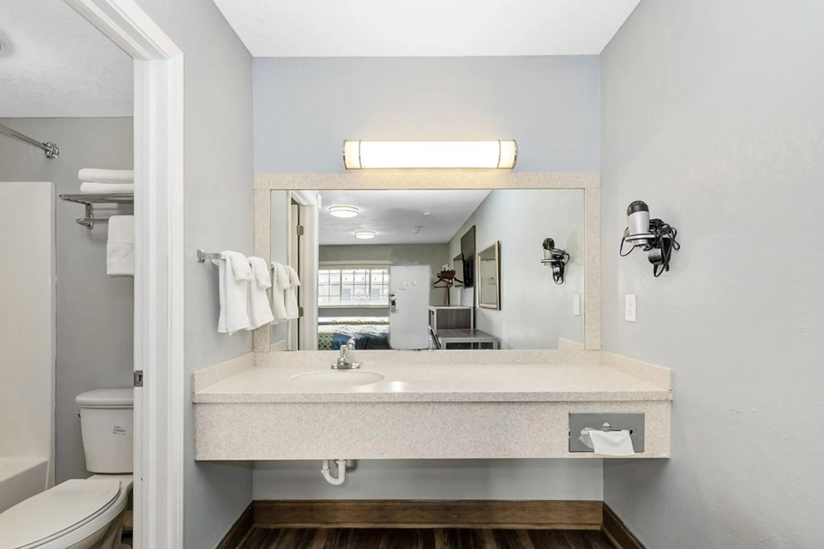 Bathroom in Grove City Travel Inn South Columbus