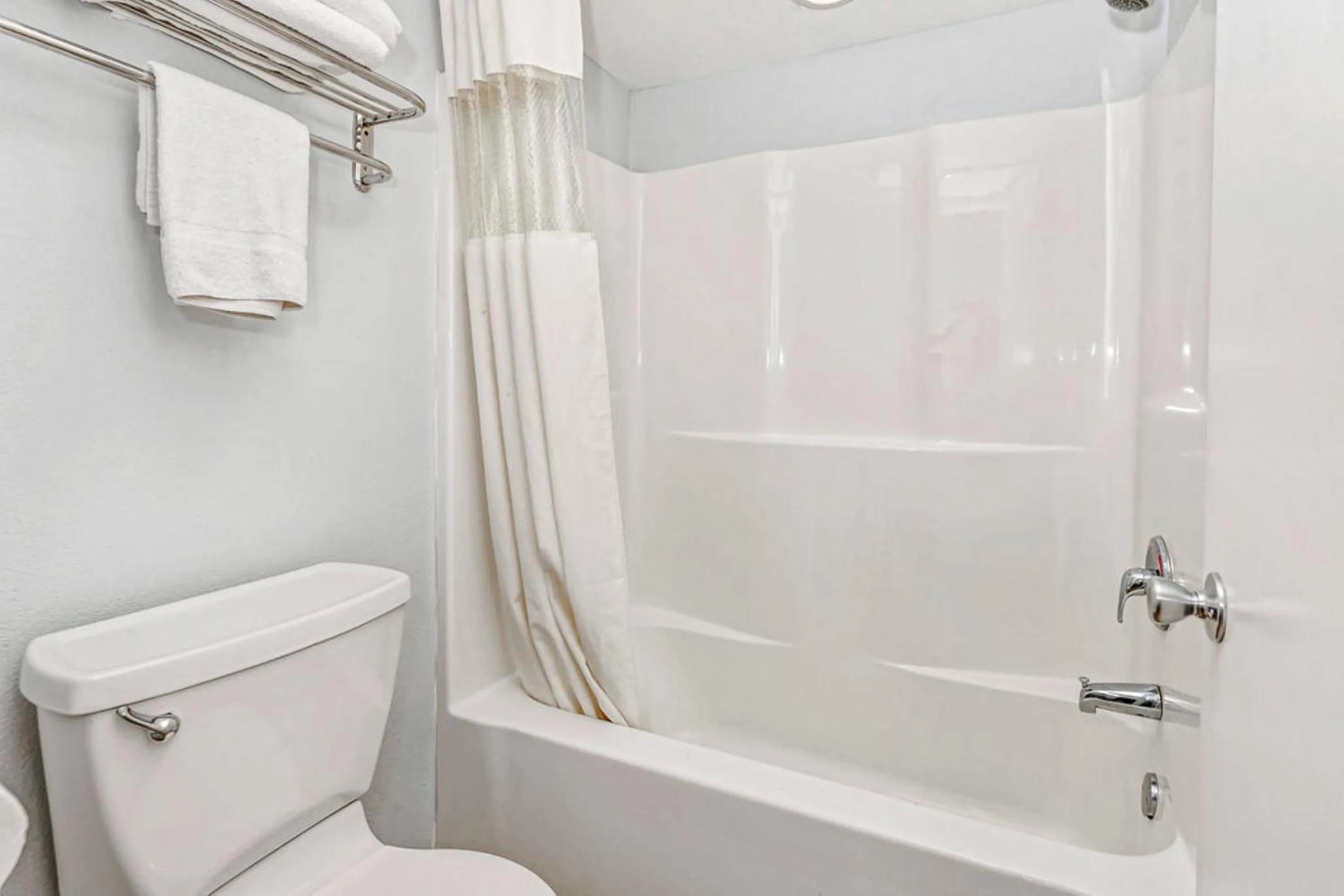 Bathroom in Grove City Travel Inn South Columbus