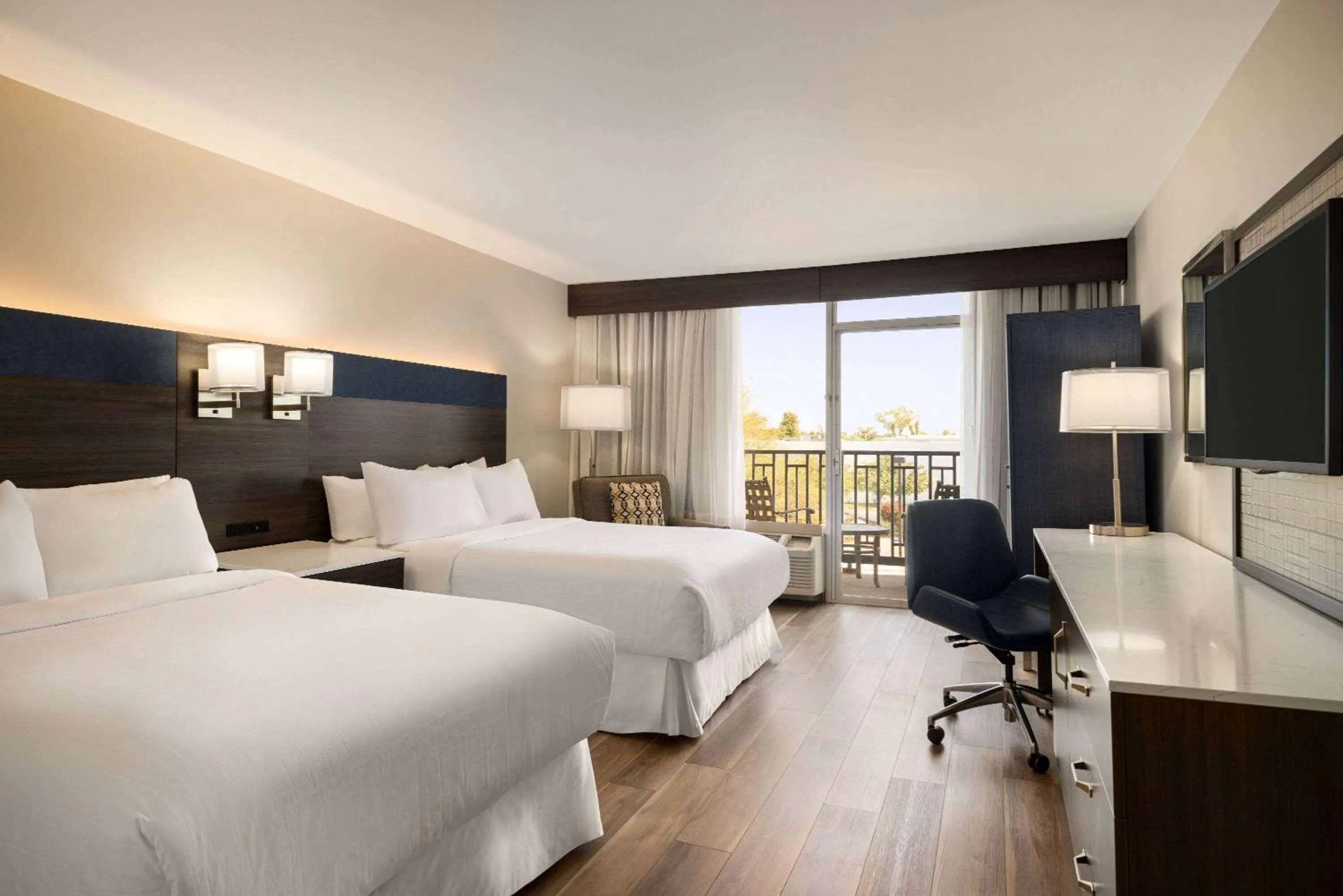 Photo of the whole room, Bed in Wyndham Phoenix Airport - Tempe