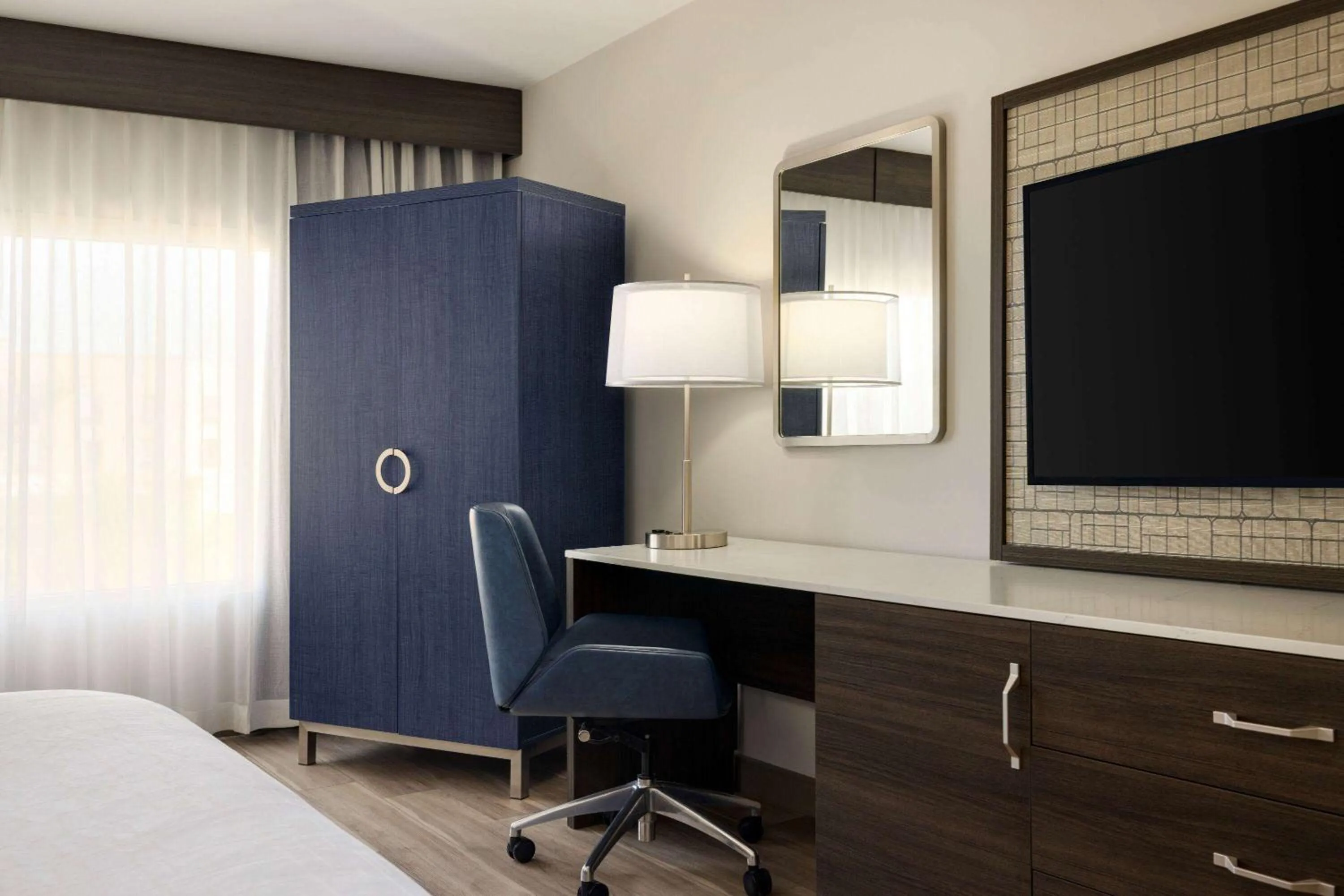 Photo of the whole room, Bed in Wyndham Phoenix Airport - Tempe