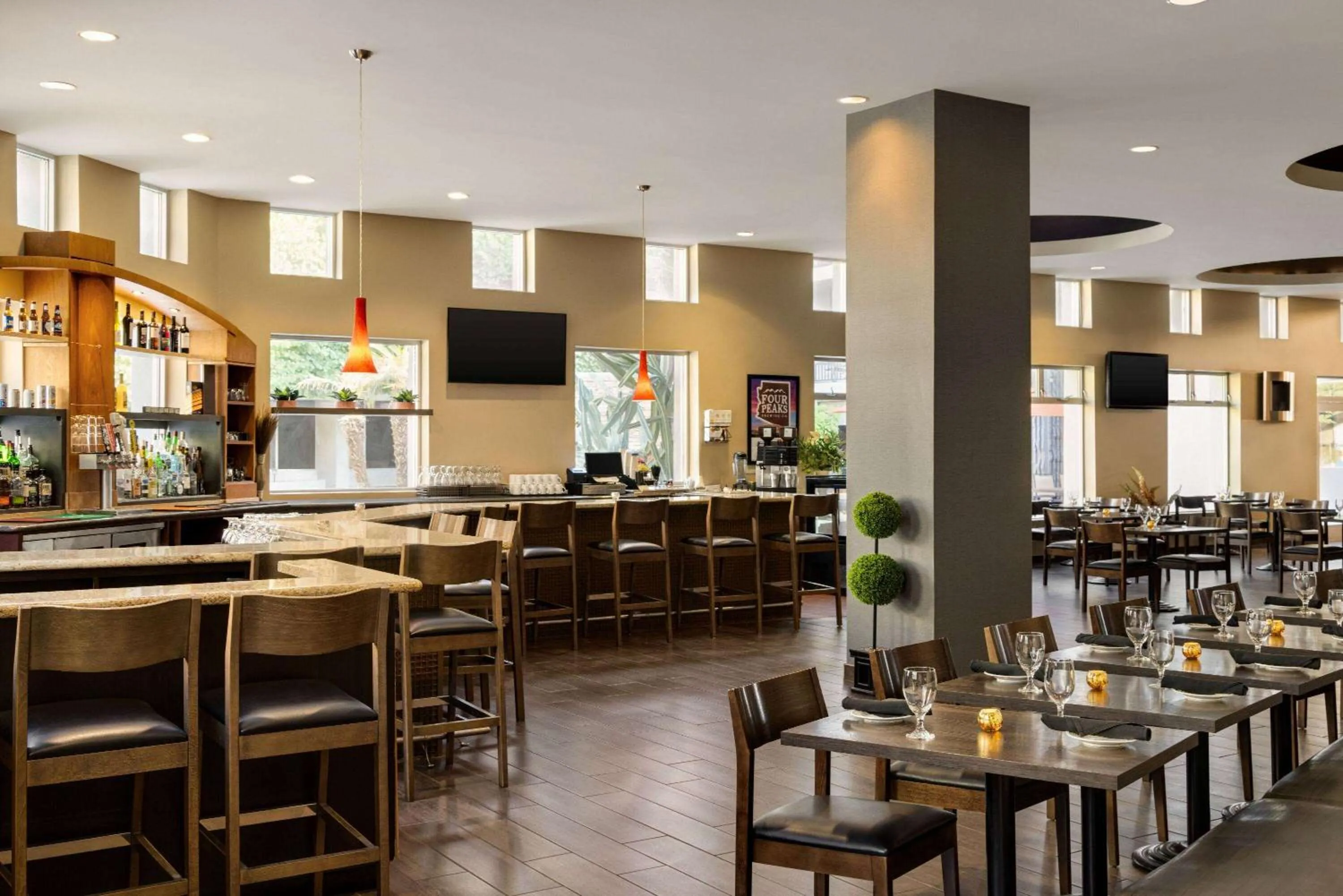 Restaurant/places to eat in Wyndham Phoenix Airport - Tempe