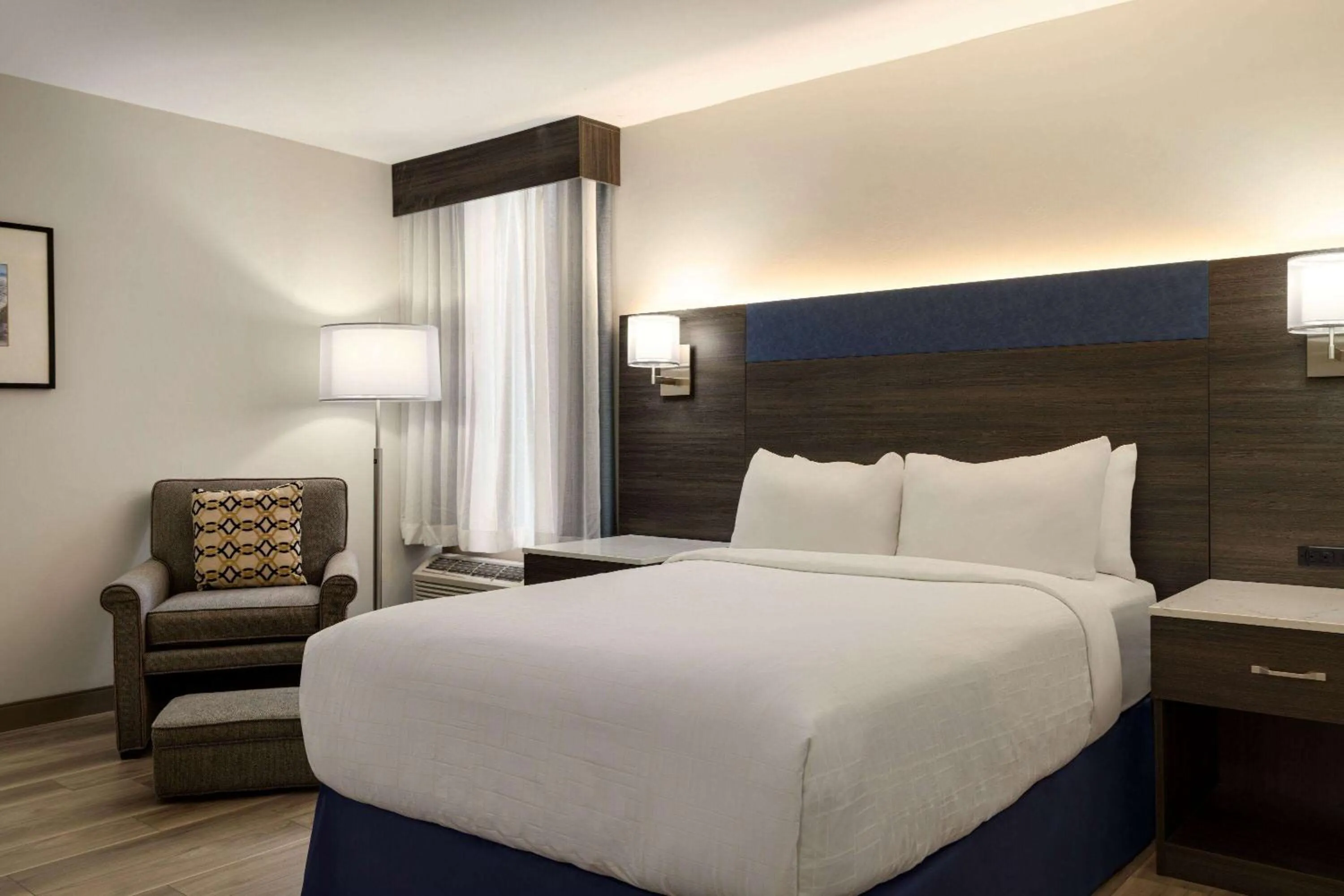 Photo of the whole room, Bed in Wyndham Phoenix Airport - Tempe