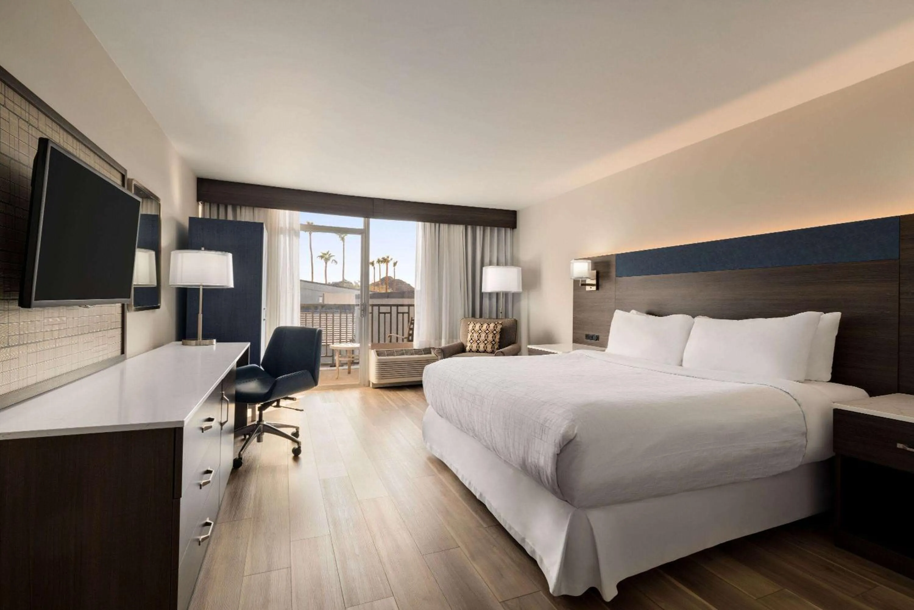 Photo of the whole room, Bed in Wyndham Phoenix Airport - Tempe