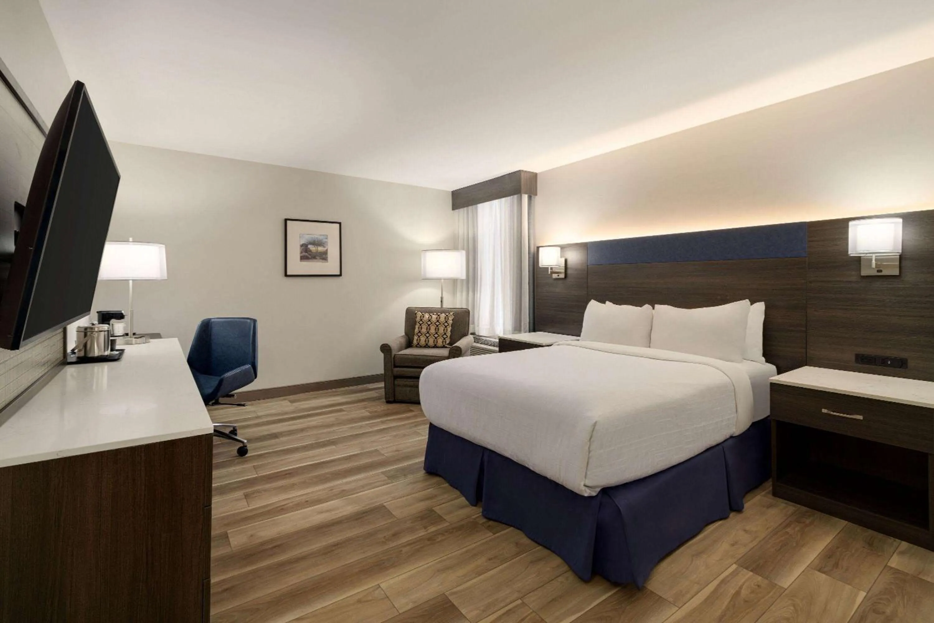 Photo of the whole room, Bed in Wyndham Phoenix Airport - Tempe