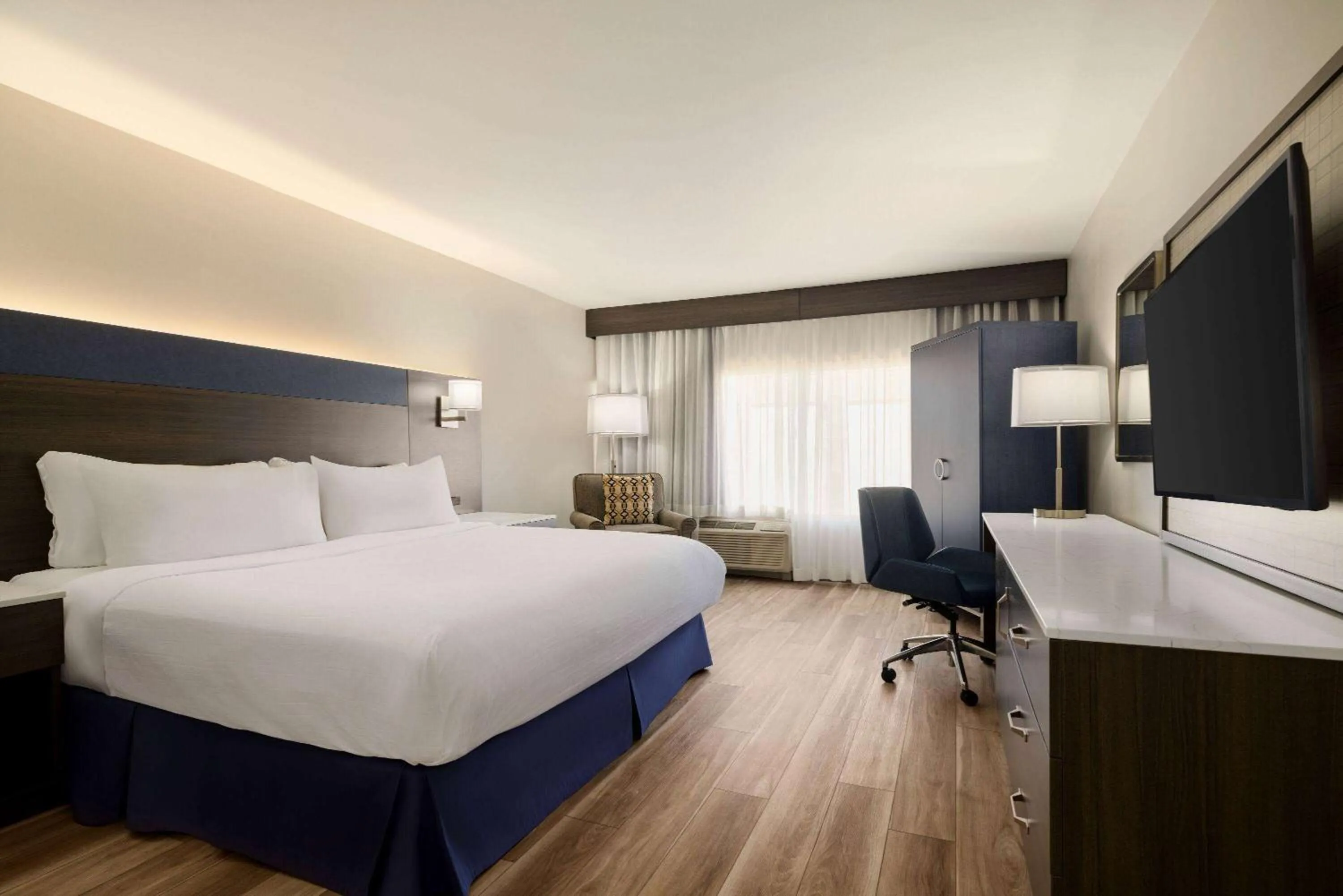 Photo of the whole room, Bed in Wyndham Phoenix Airport - Tempe