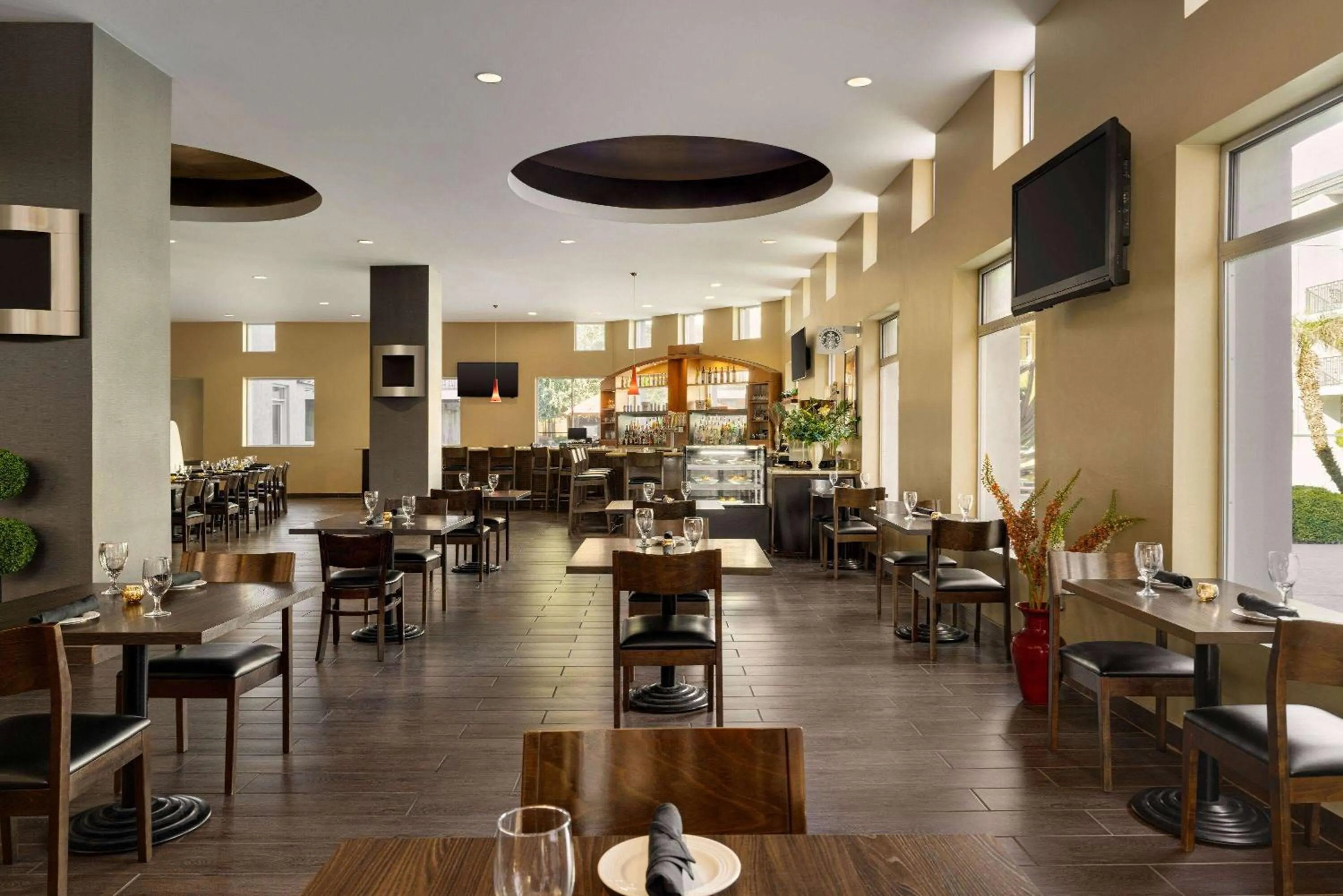 Restaurant/places to eat in Wyndham Phoenix Airport - Tempe