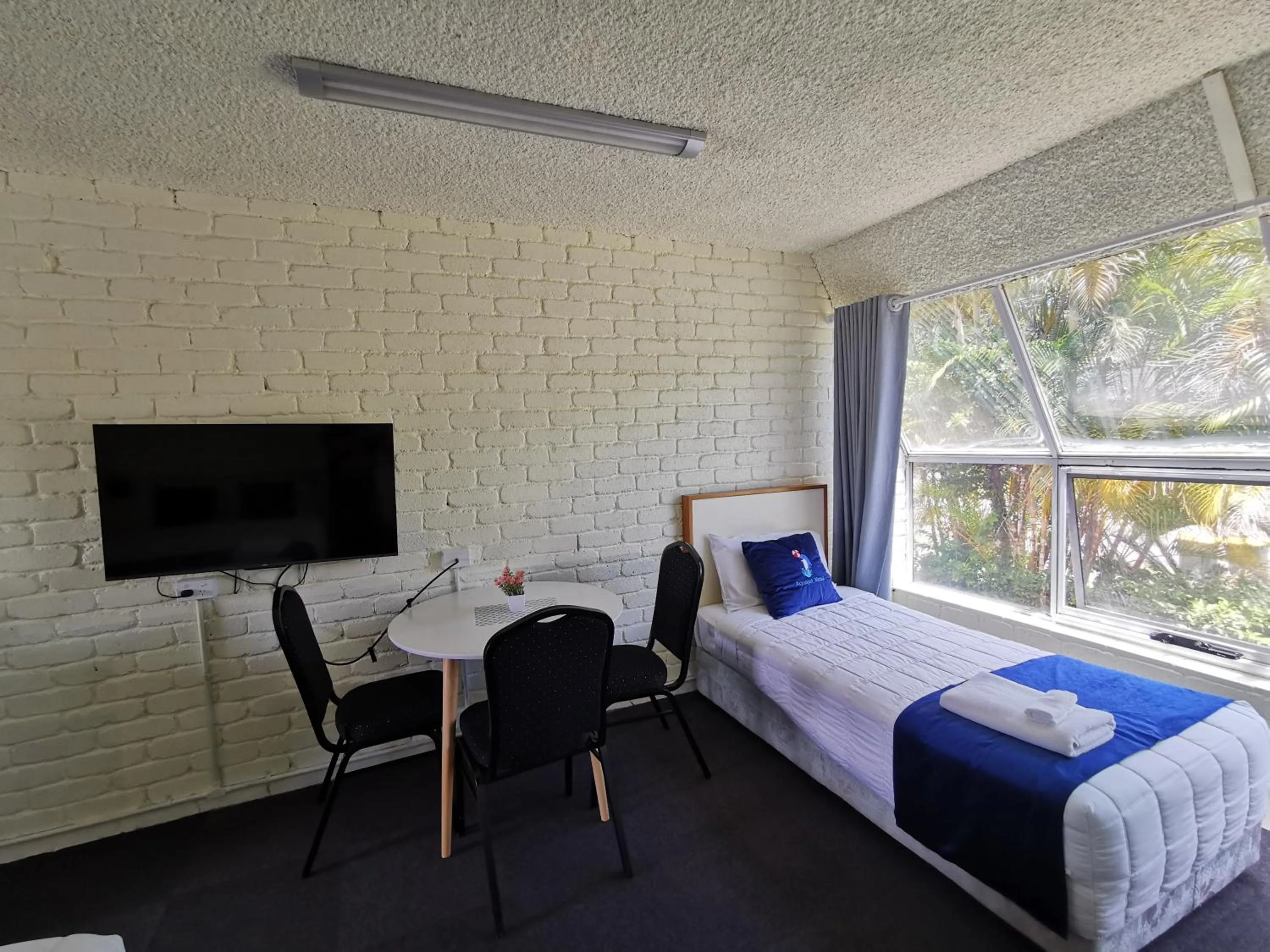 Bed in Aquajet Motel