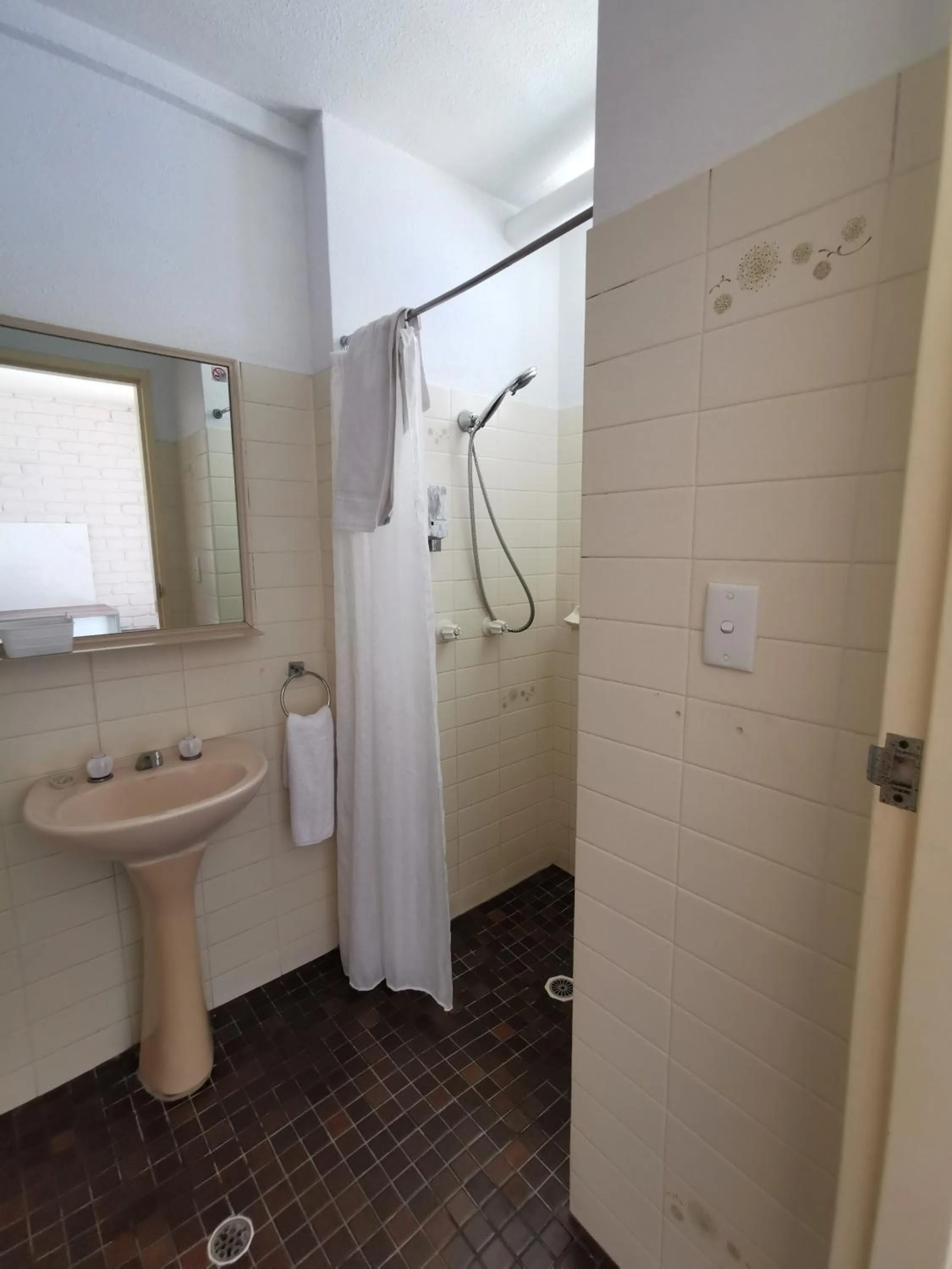 Bathroom in Aquajet Motel