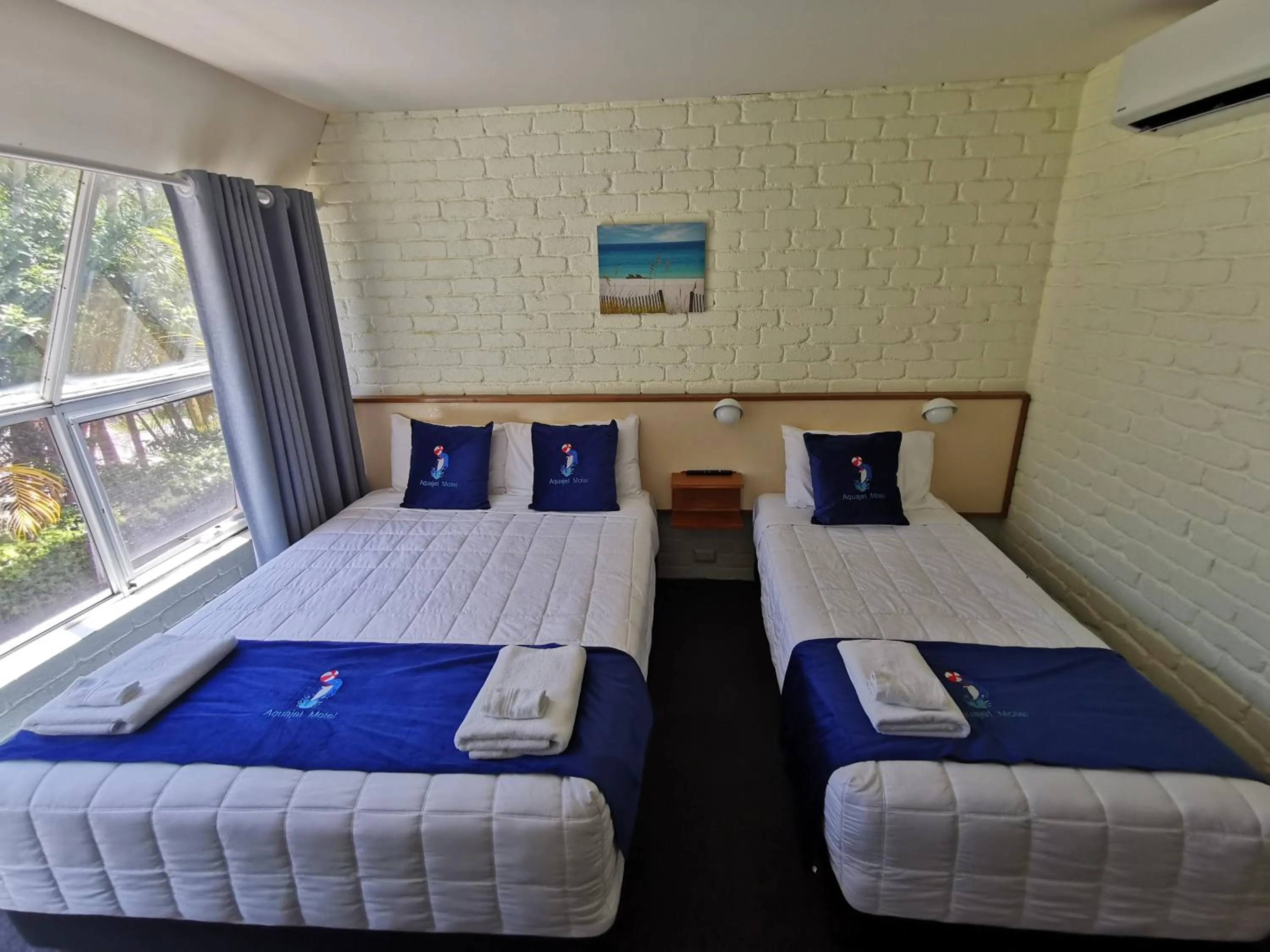 Bed in Aquajet Motel