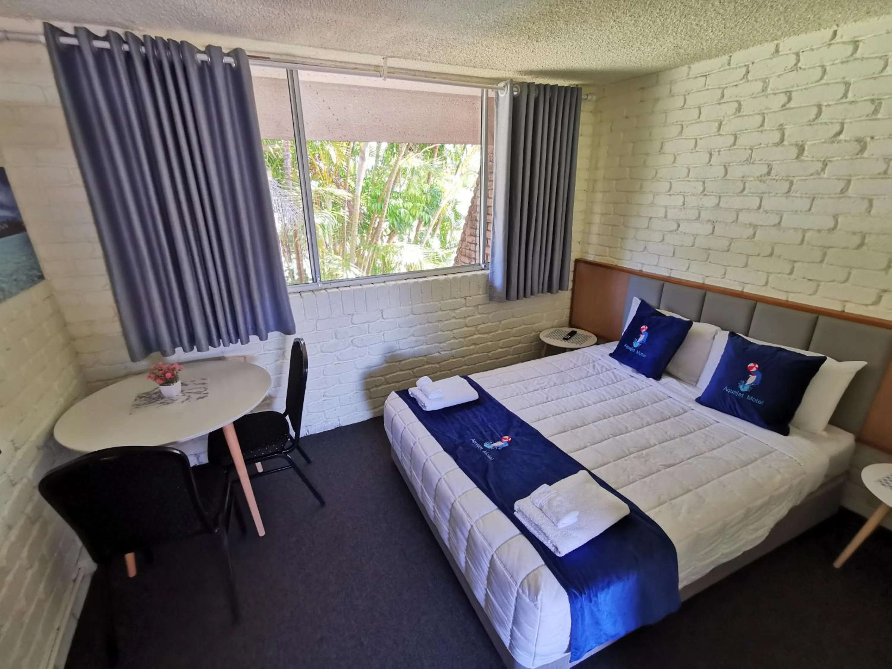 Bed in Aquajet Motel