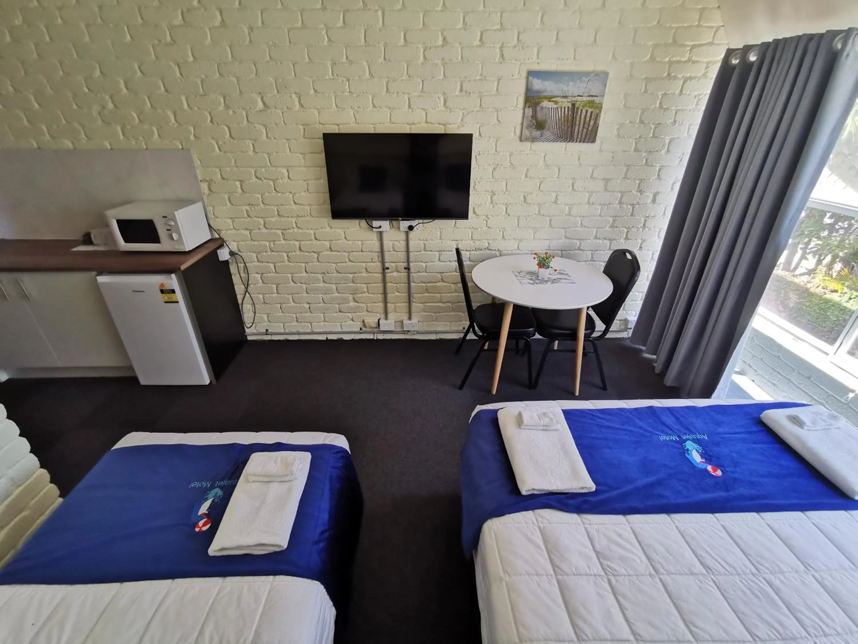 Bed in Aquajet Motel