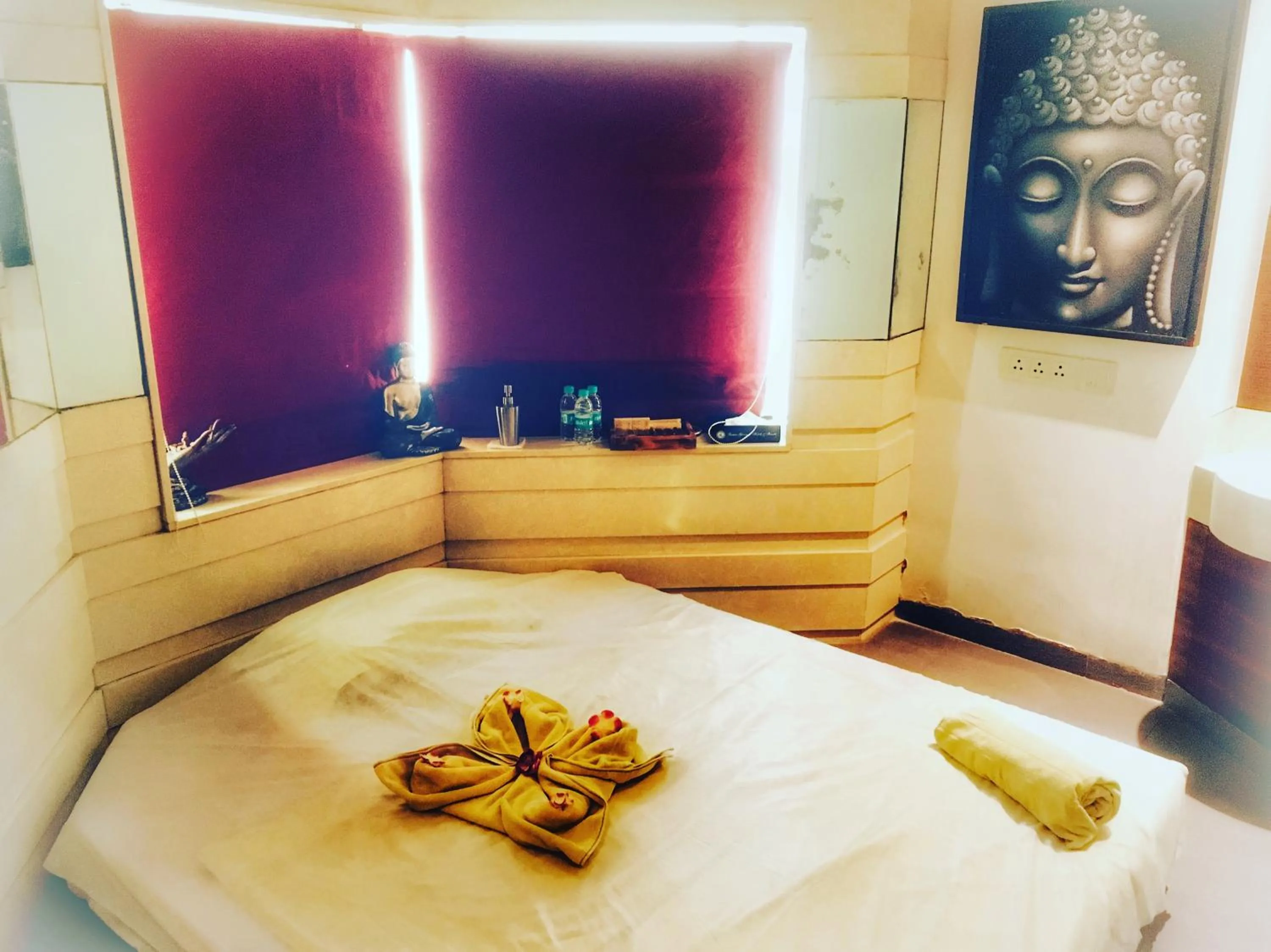 Bed in Ramee Guestline Hotel Juhu