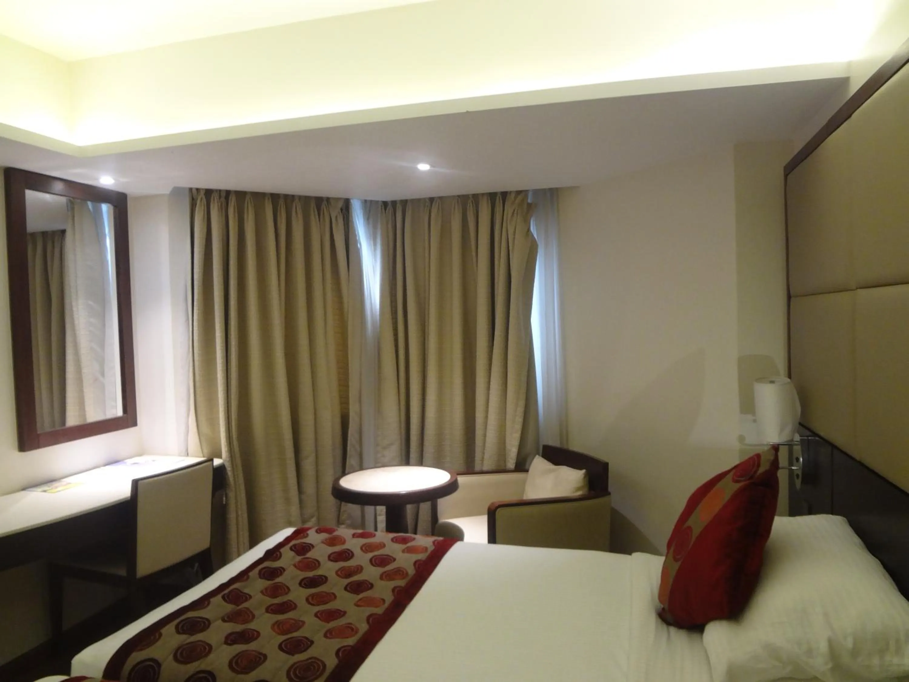 Bed in Ramee Guestline Hotel Juhu