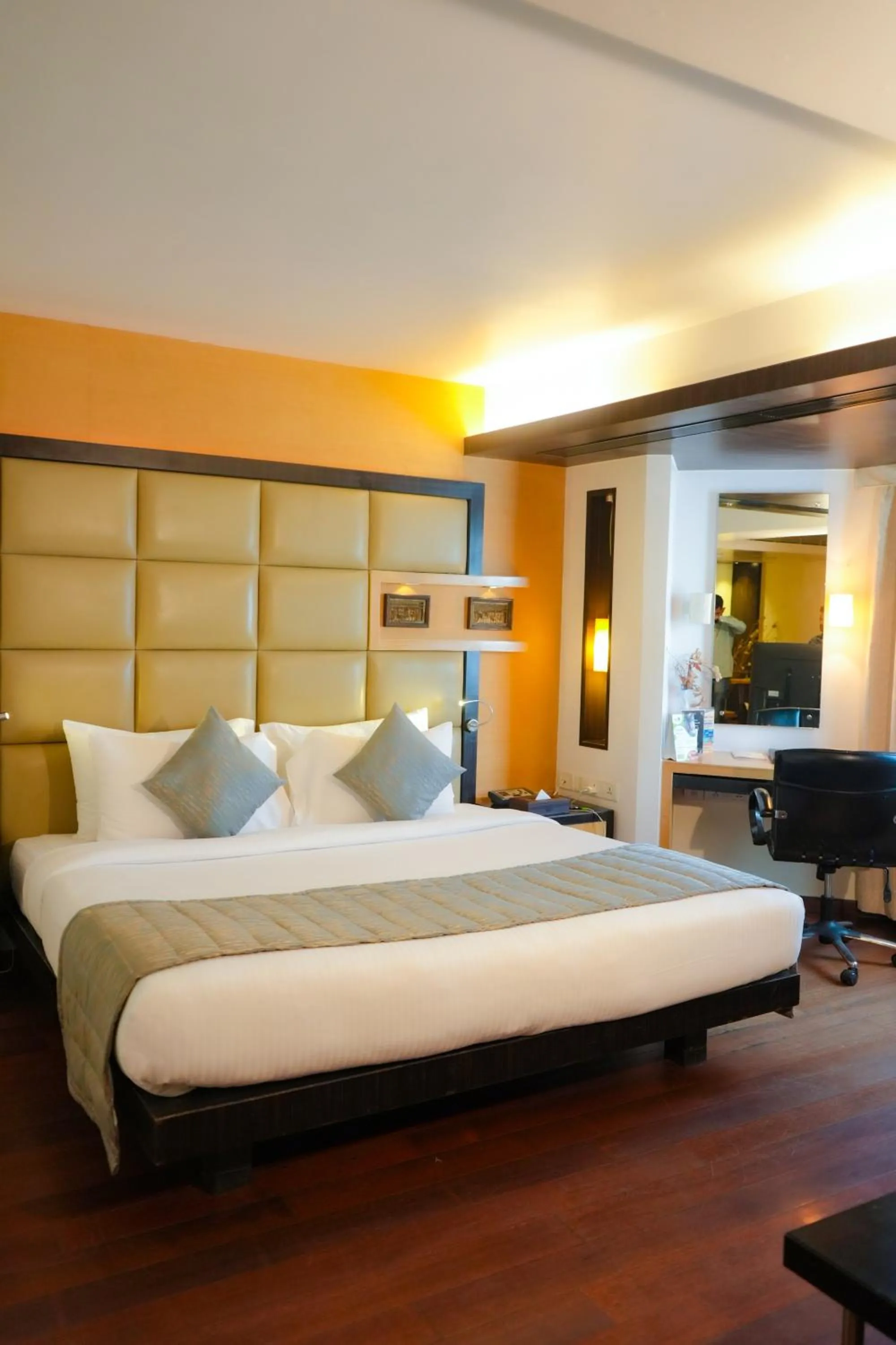 Photo of the whole room, Bed in Ramee Guestline Hotel Juhu