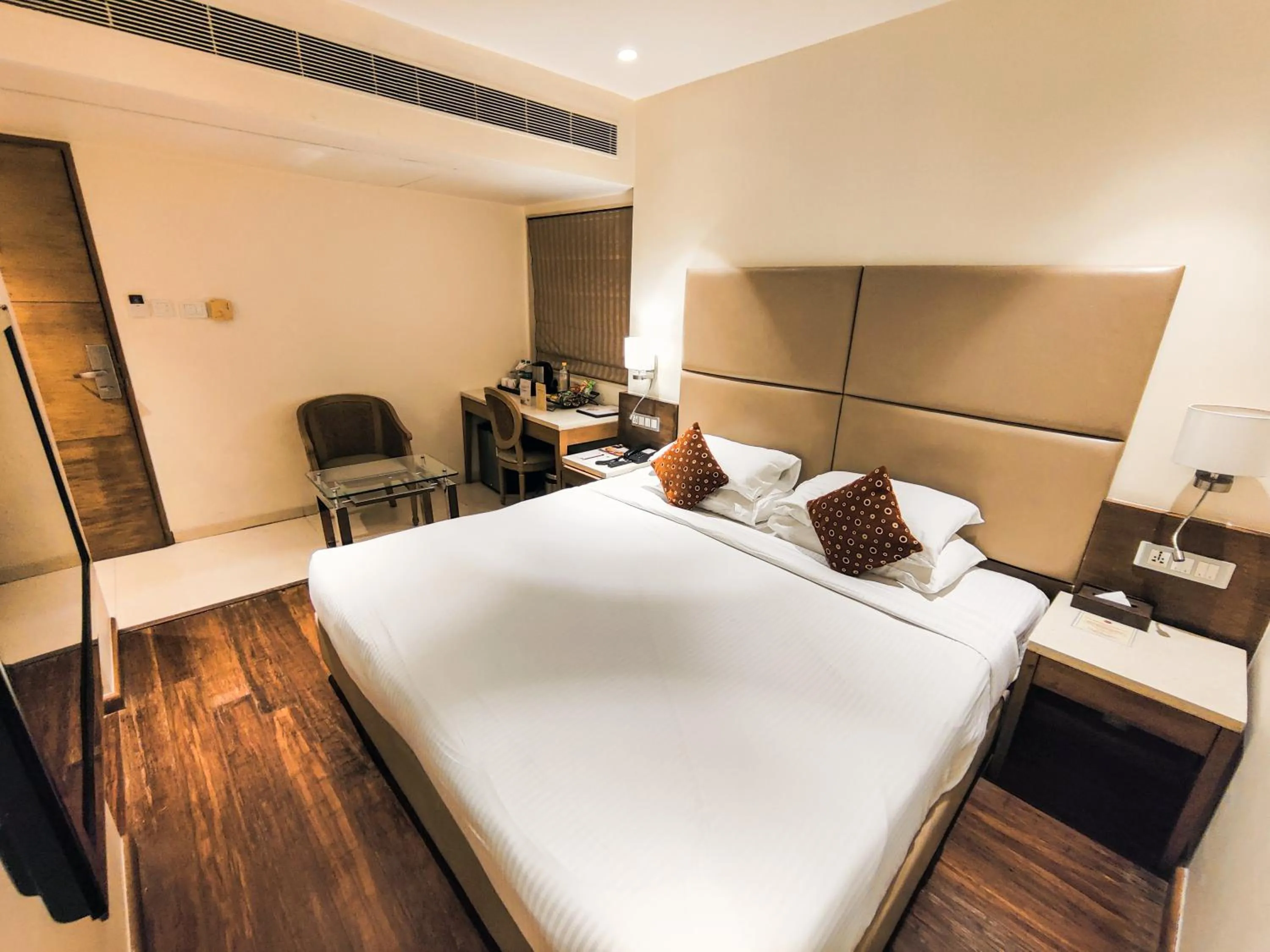 Bedroom, Bed in Ramee Guestline Hotel Khar