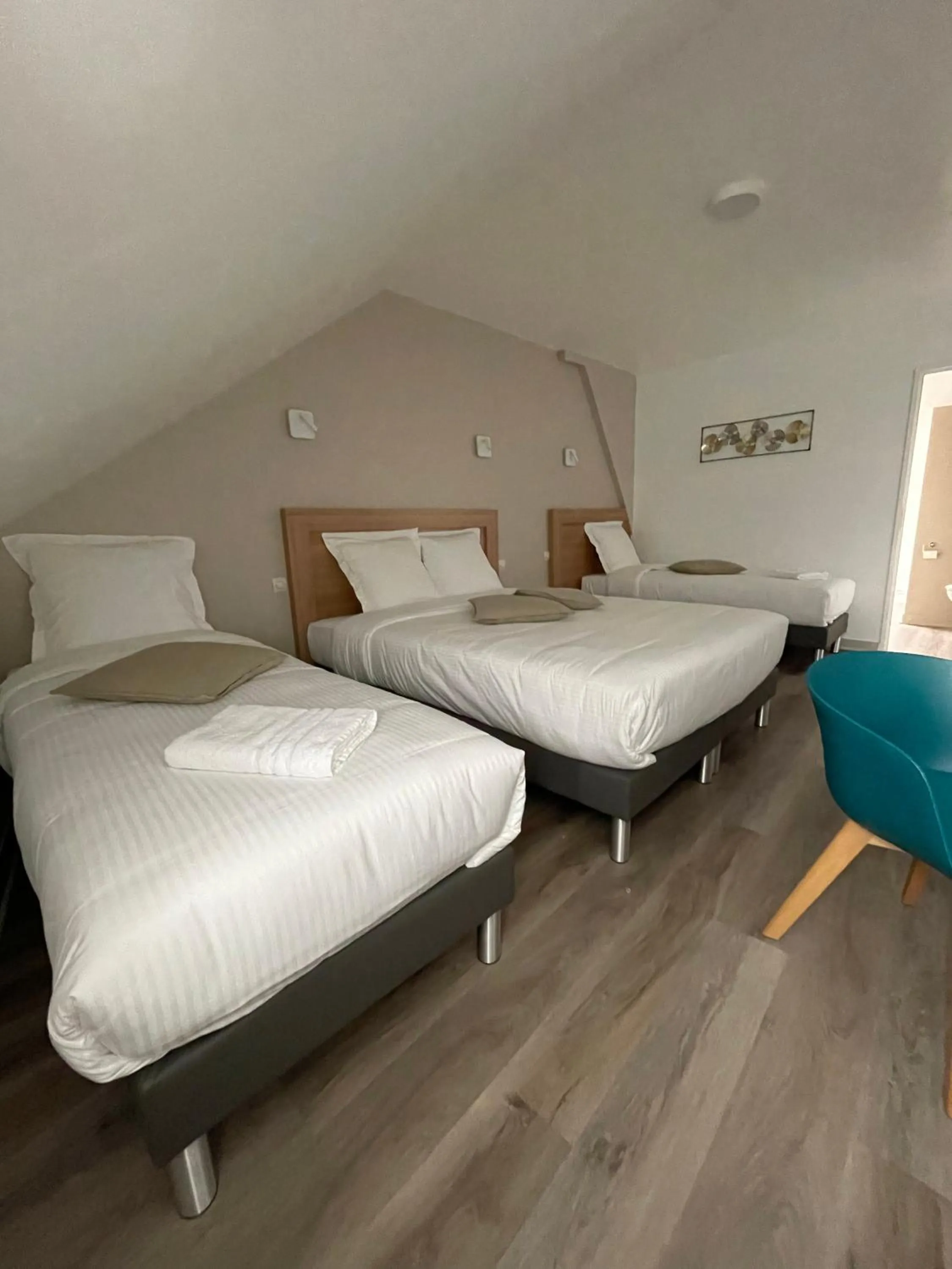 Bedroom, Bed in Hôtel Du Commerce