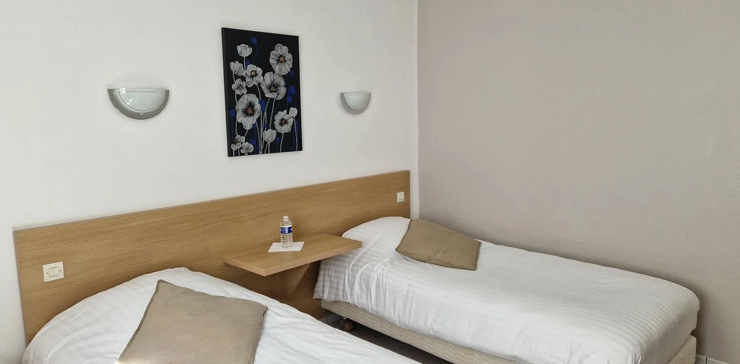 Property building, Bed in Hôtel Du Commerce