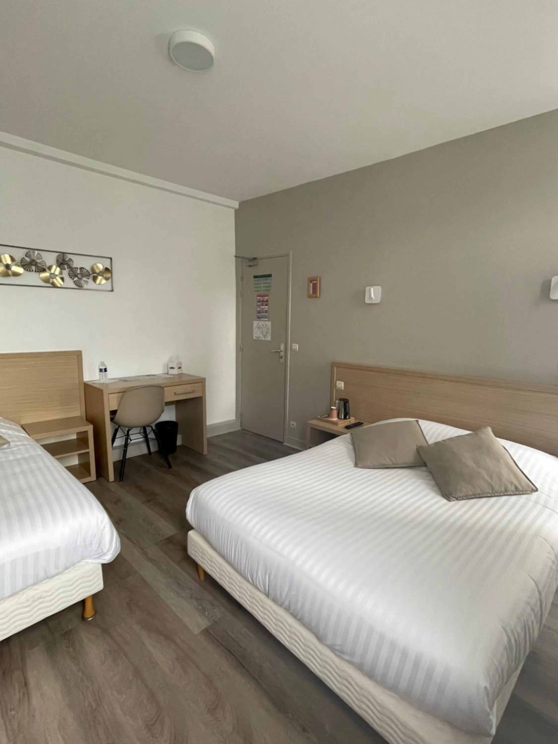 Property building, Bed in Hôtel Du Commerce