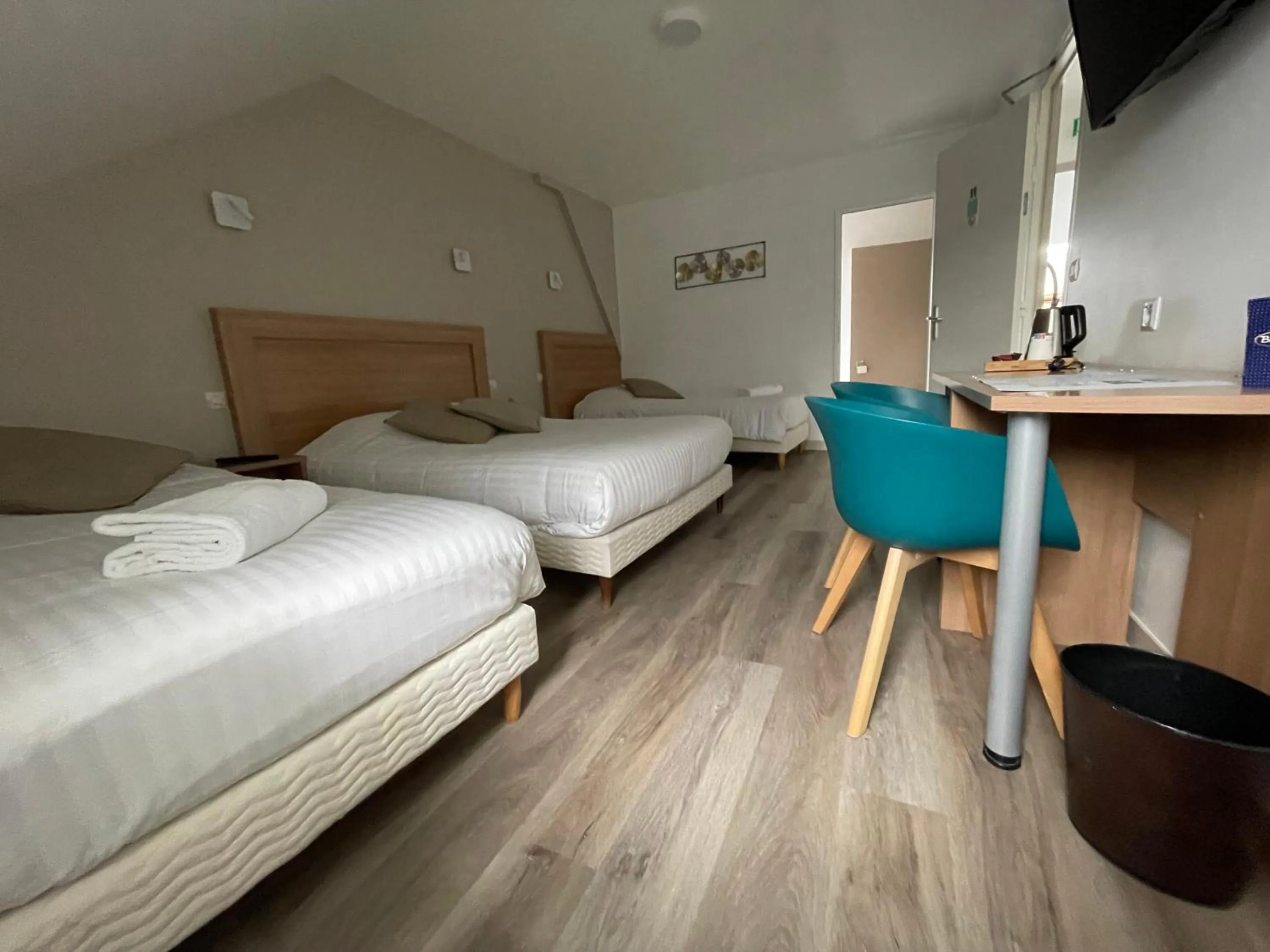 Property building, Bed in Hôtel Du Commerce