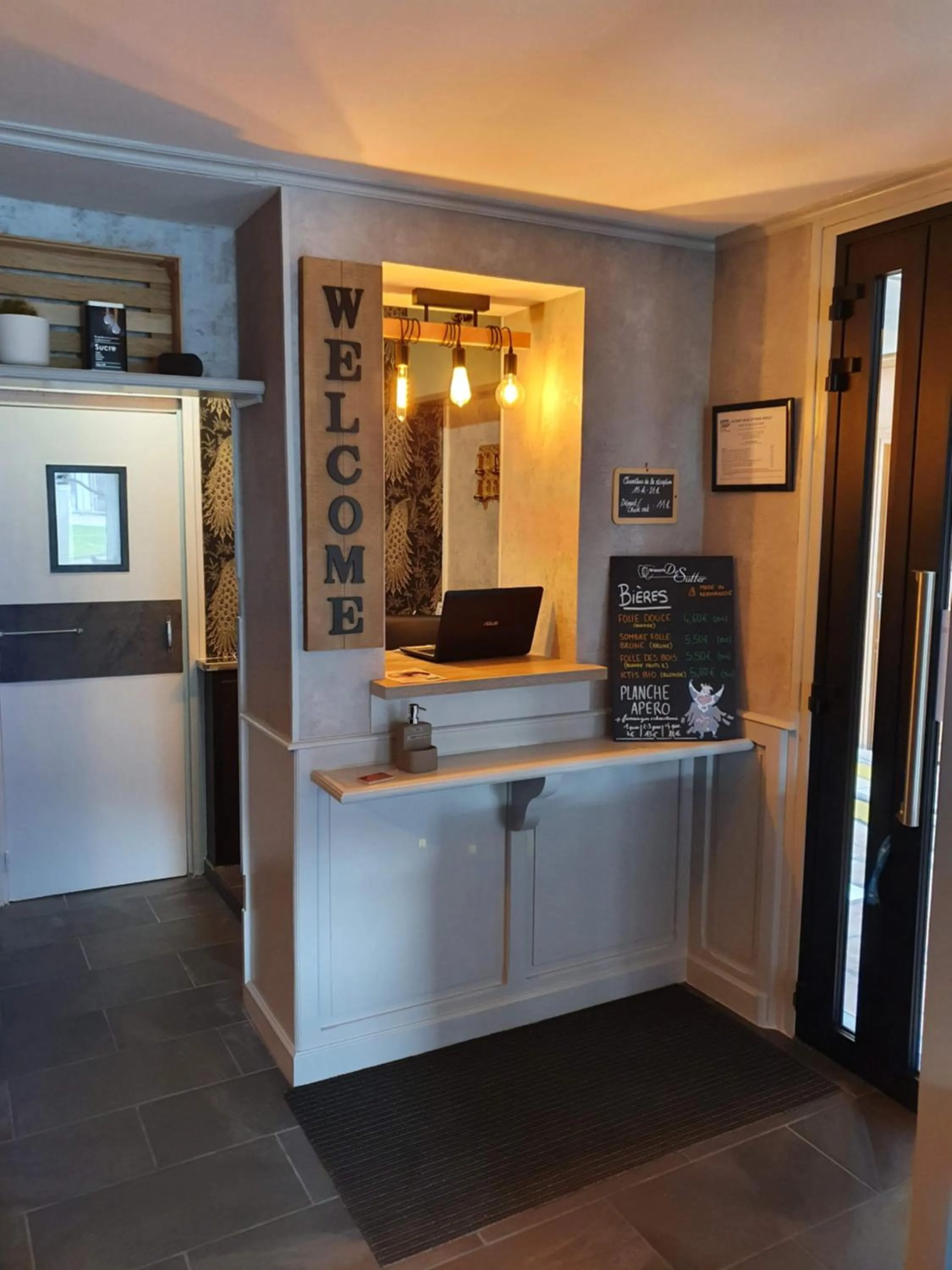 Lobby or reception in Hôtel Du Commerce