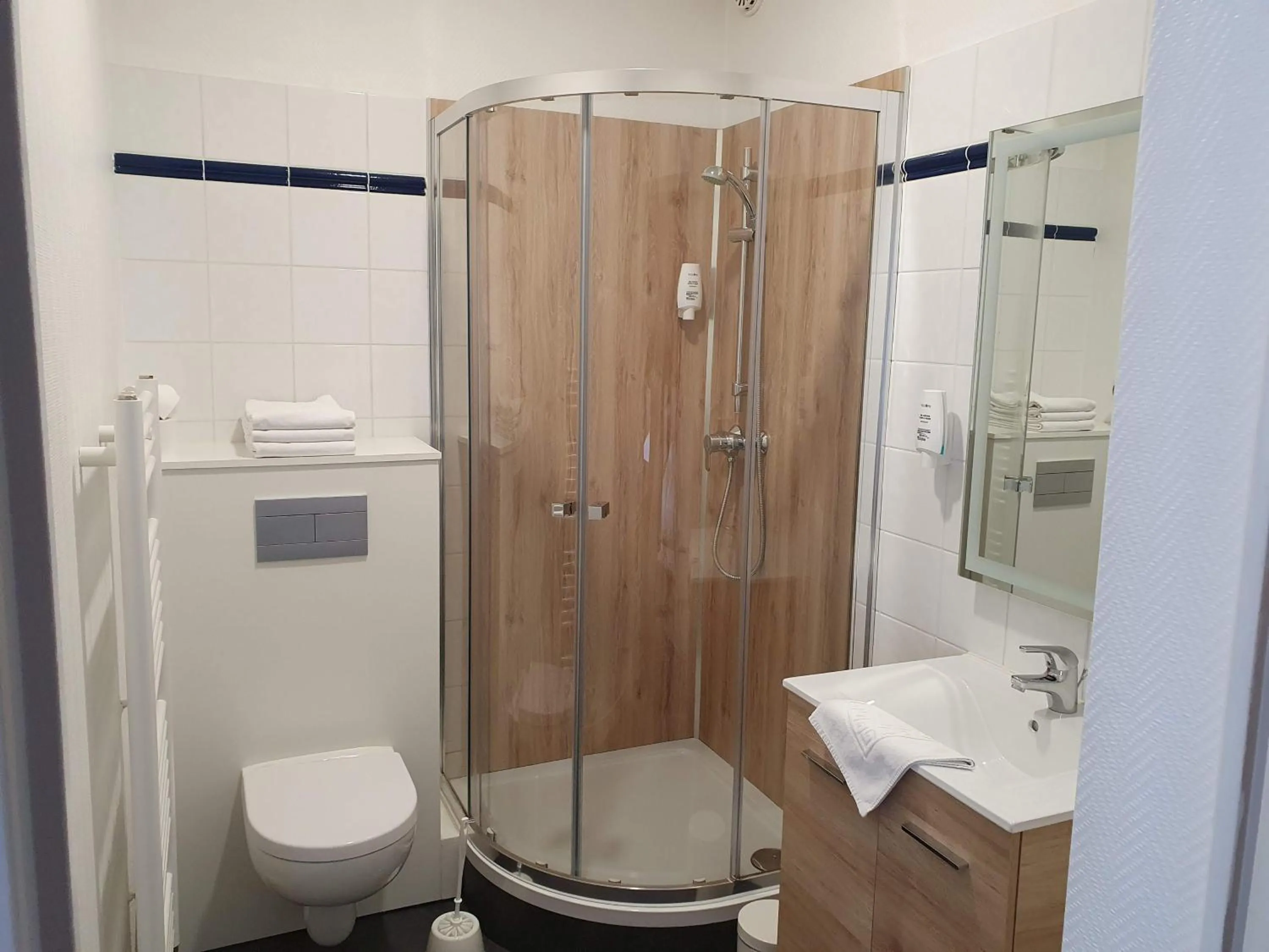 Shower in Hôtel Du Commerce