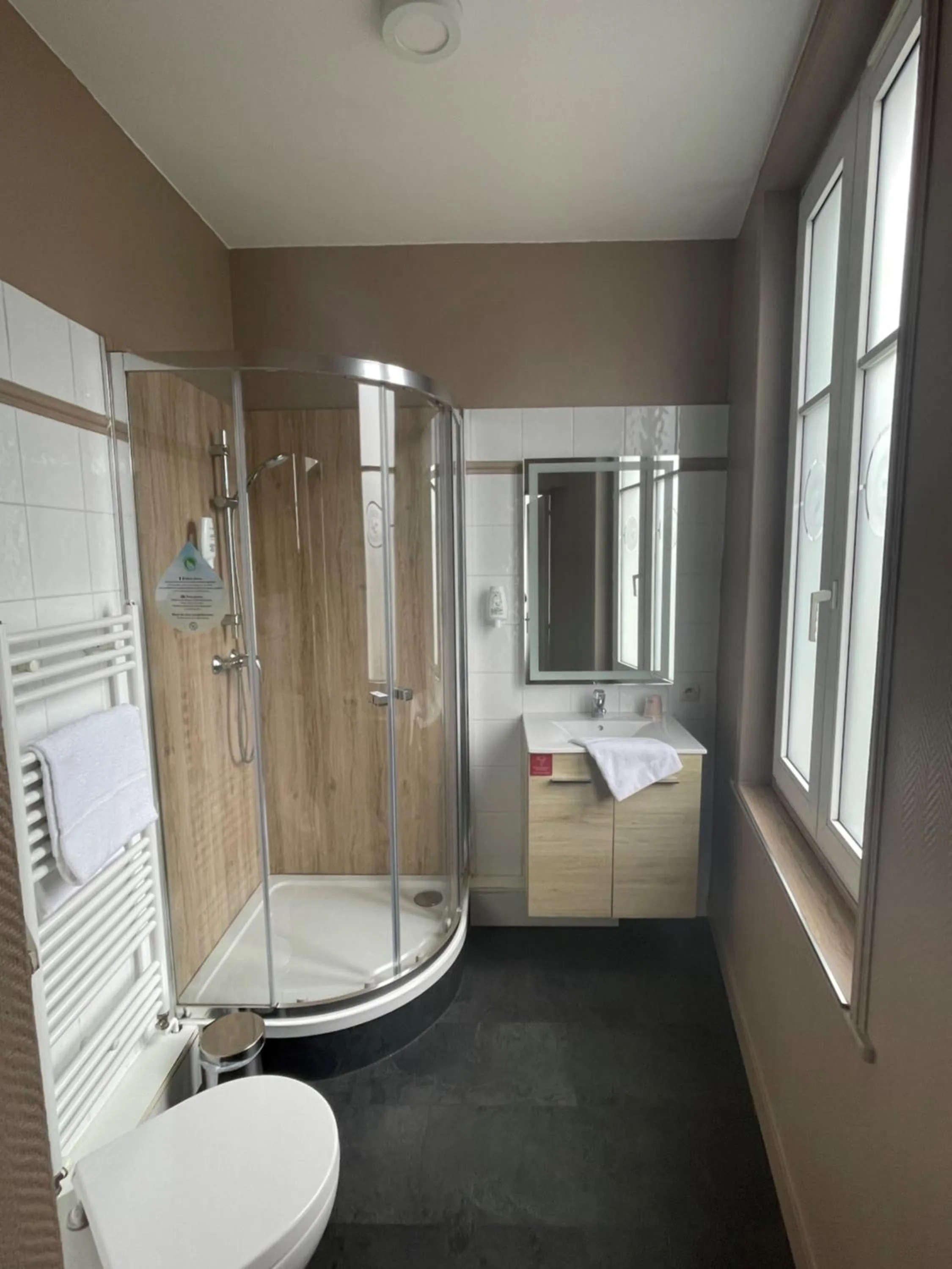 Property building, Bed in Hôtel Du Commerce