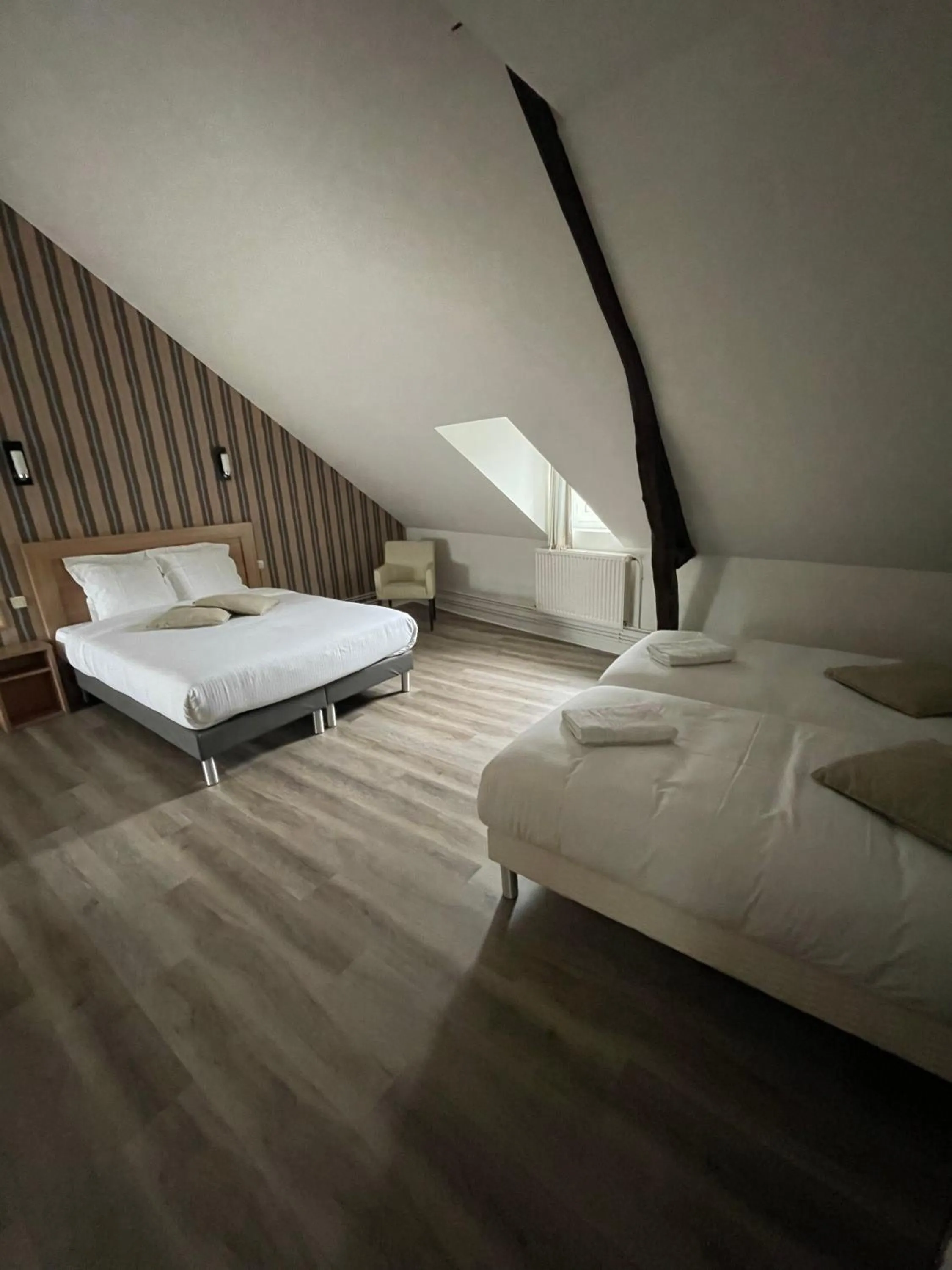 Bedroom, Bed in Hôtel Du Commerce