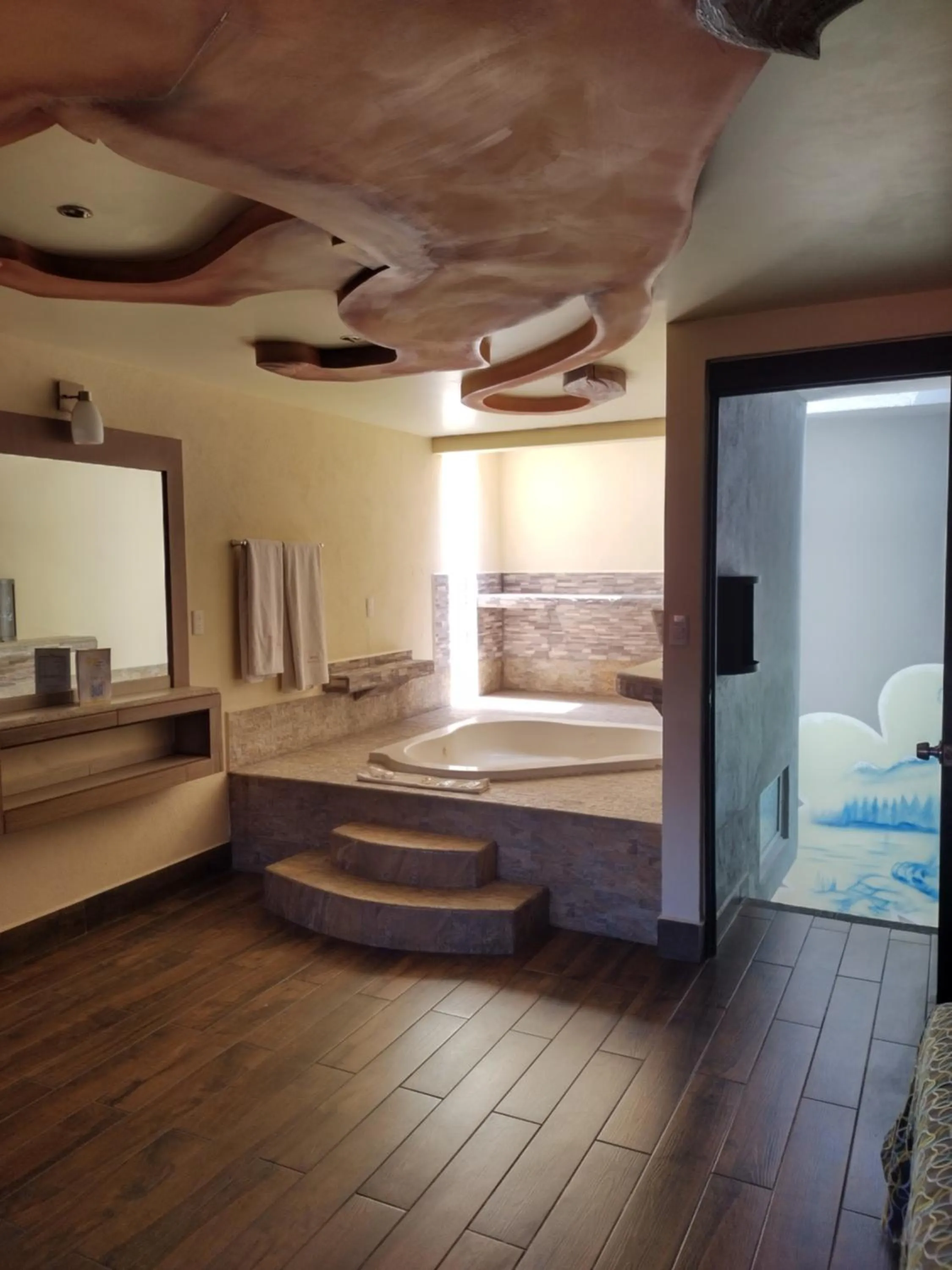 Hot Tub, Bed in Hotel & Villas 7