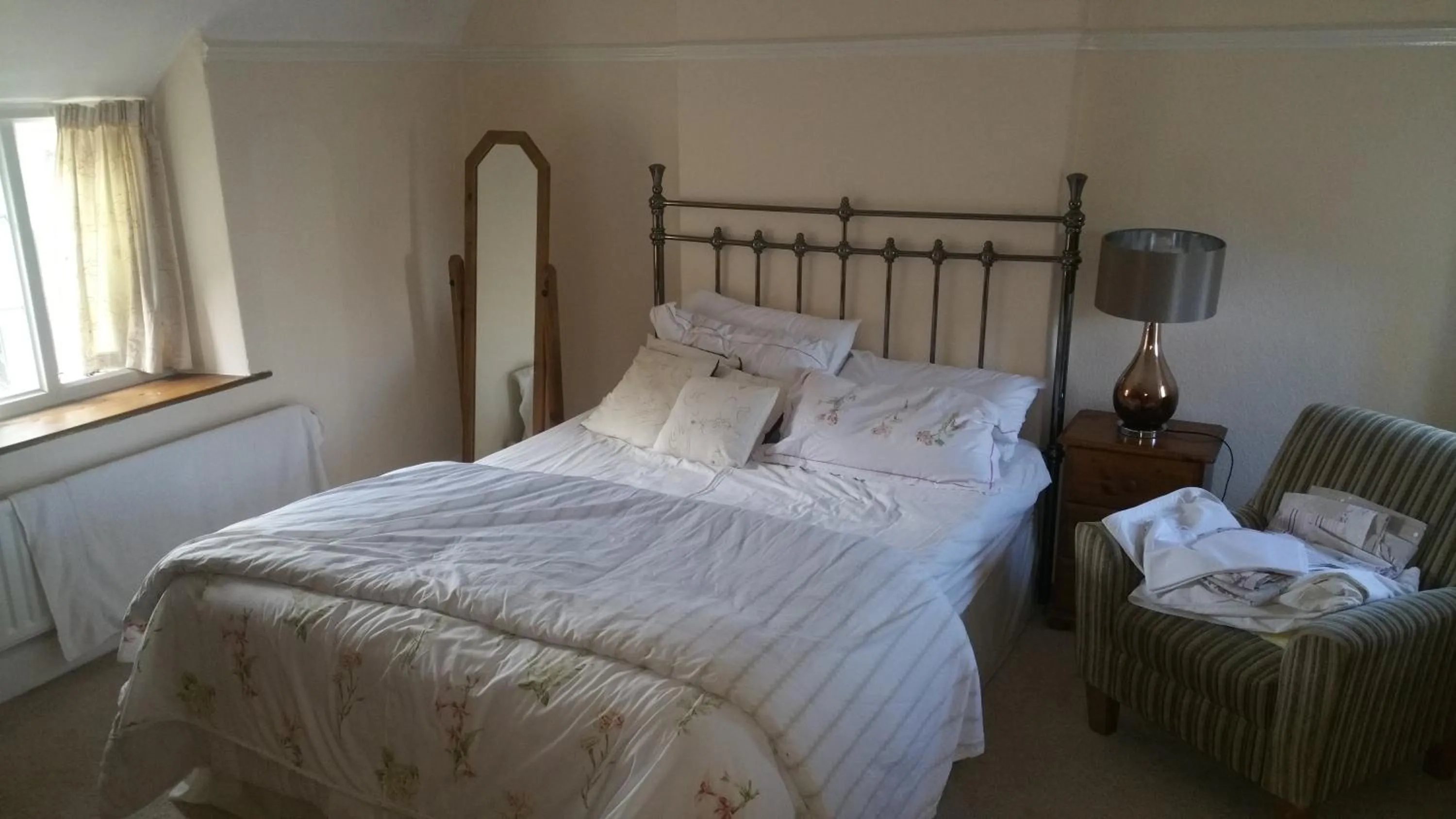 Photo of the whole room in Millbatch Farm