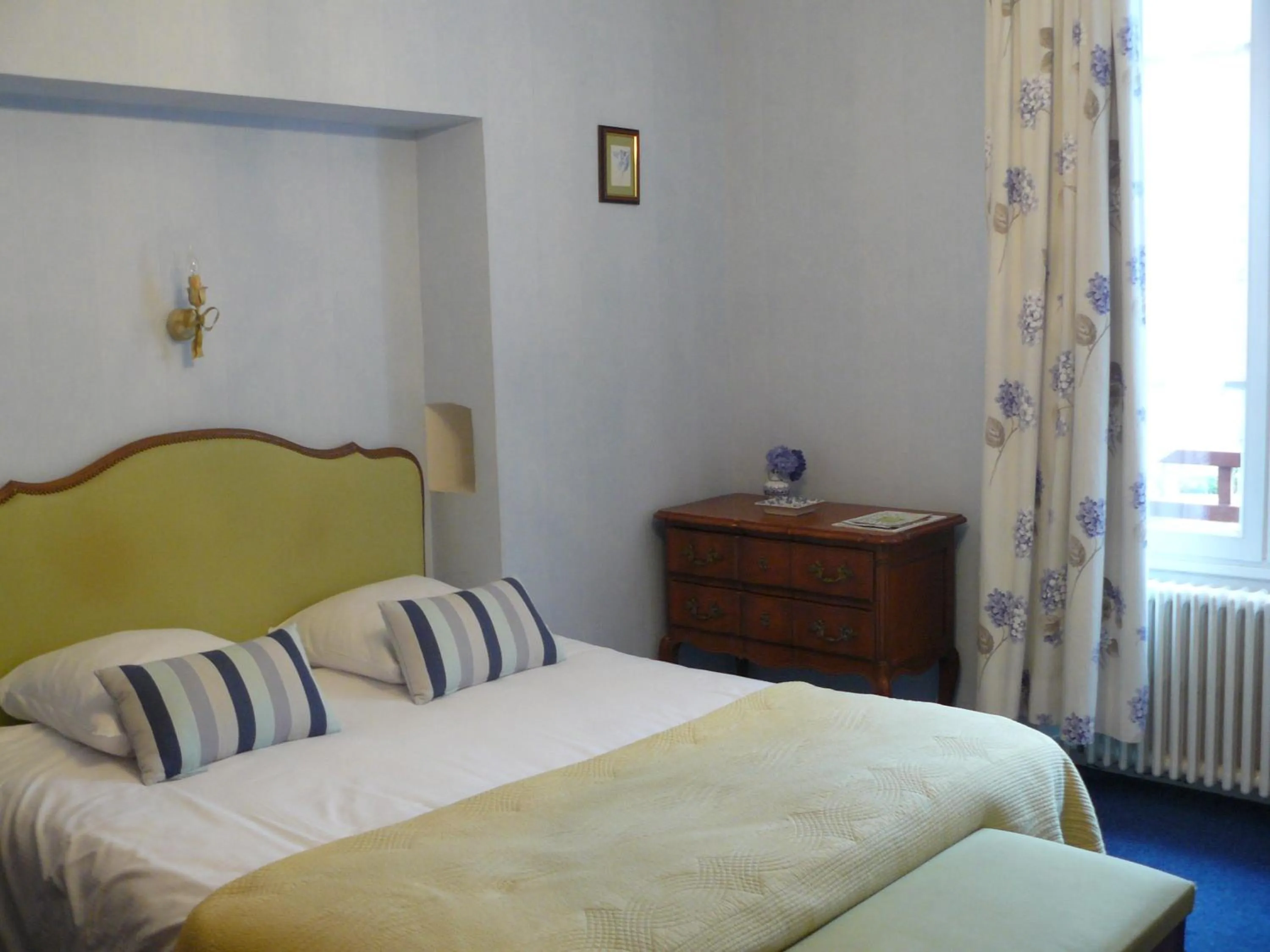 Property building, Bed in La Villa Bois Joli HOTEL RESTAURANT