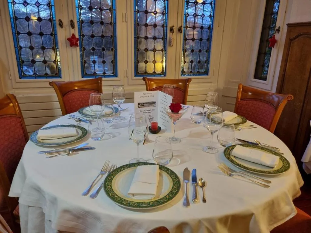 Restaurant/places to eat in La Villa Bois Joli HOTEL RESTAURANT