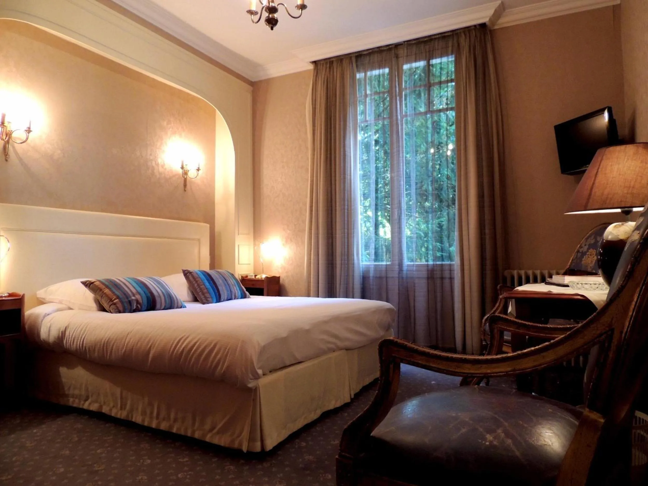 Bed in La Villa Bois Joli HOTEL RESTAURANT