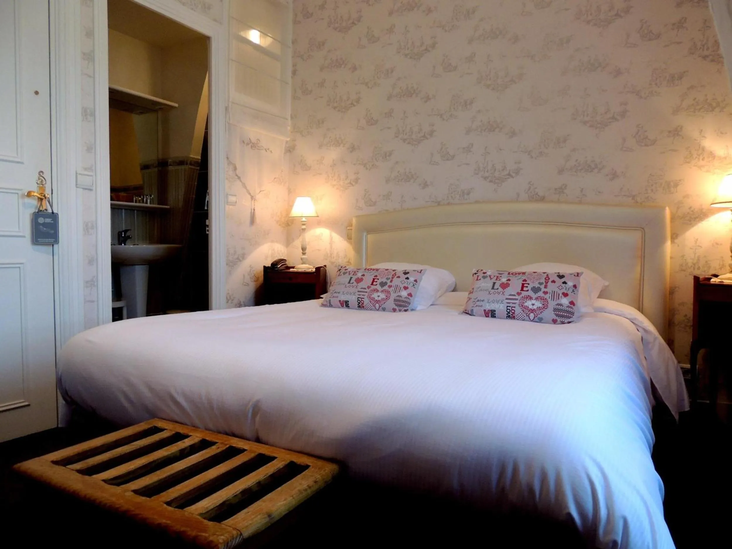 Bed in La Villa Bois Joli HOTEL RESTAURANT