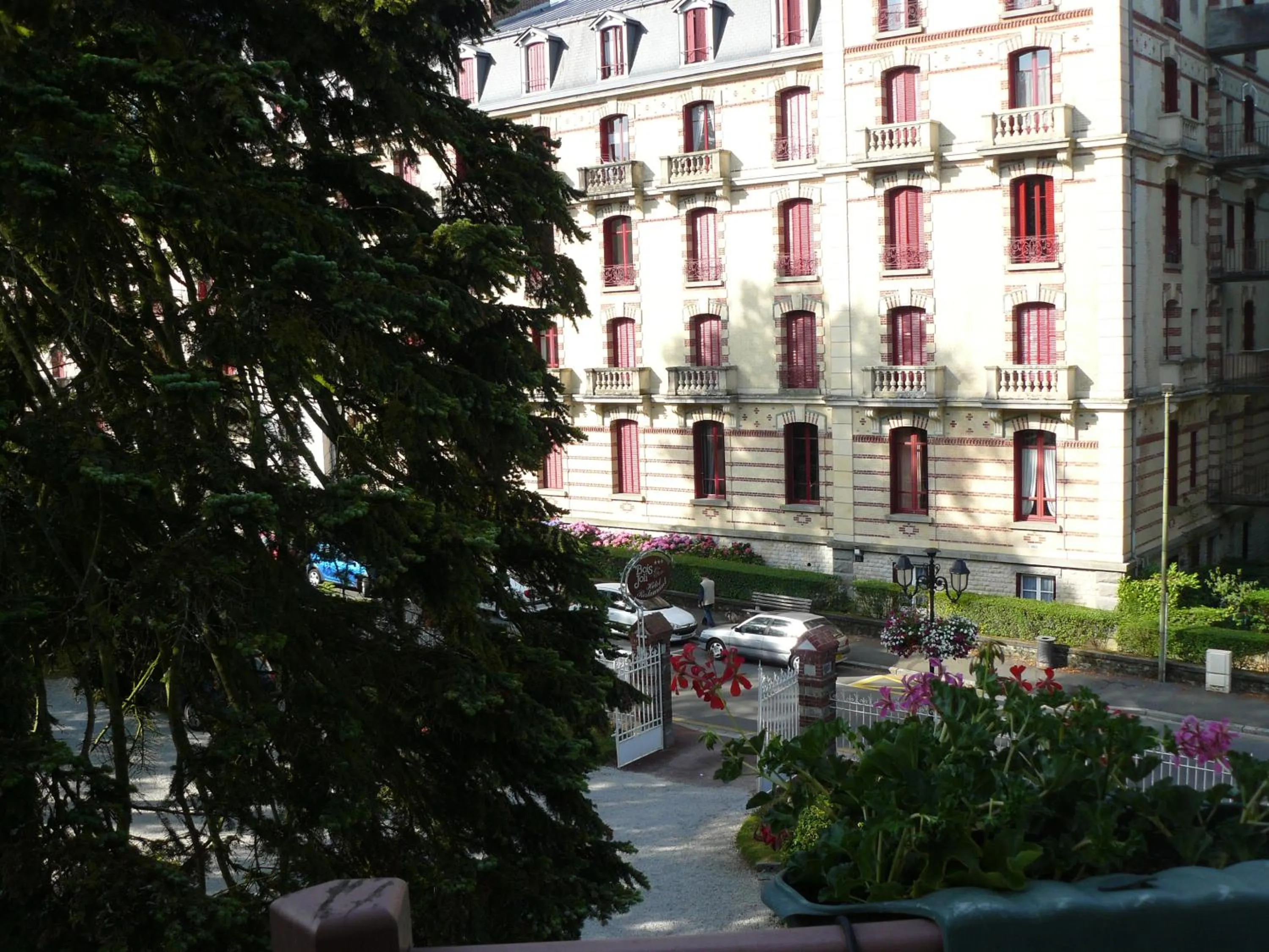 Inner courtyard view in La Villa Bois Joli HOTEL RESTAURANT